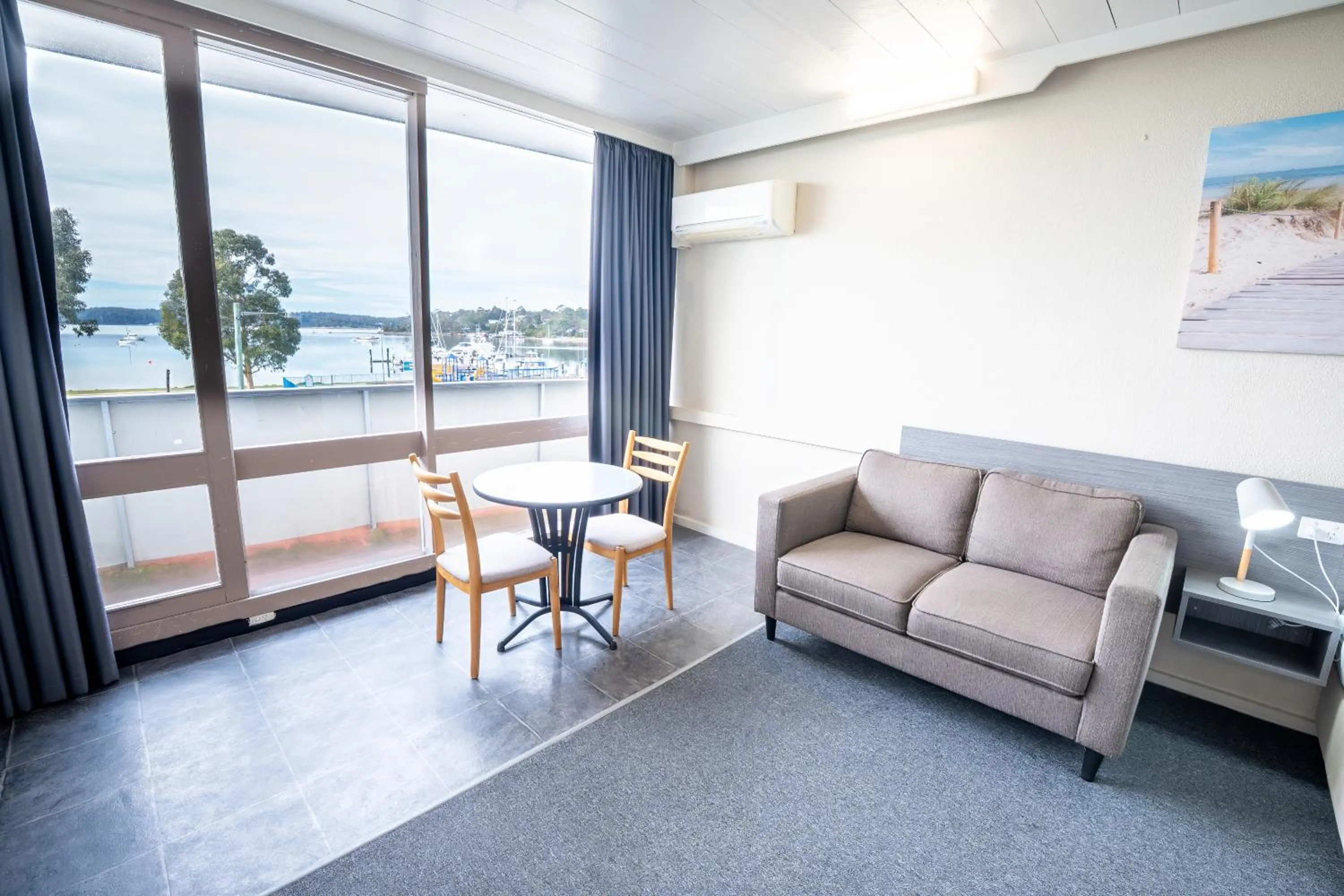 Living room in Bayside Hotel