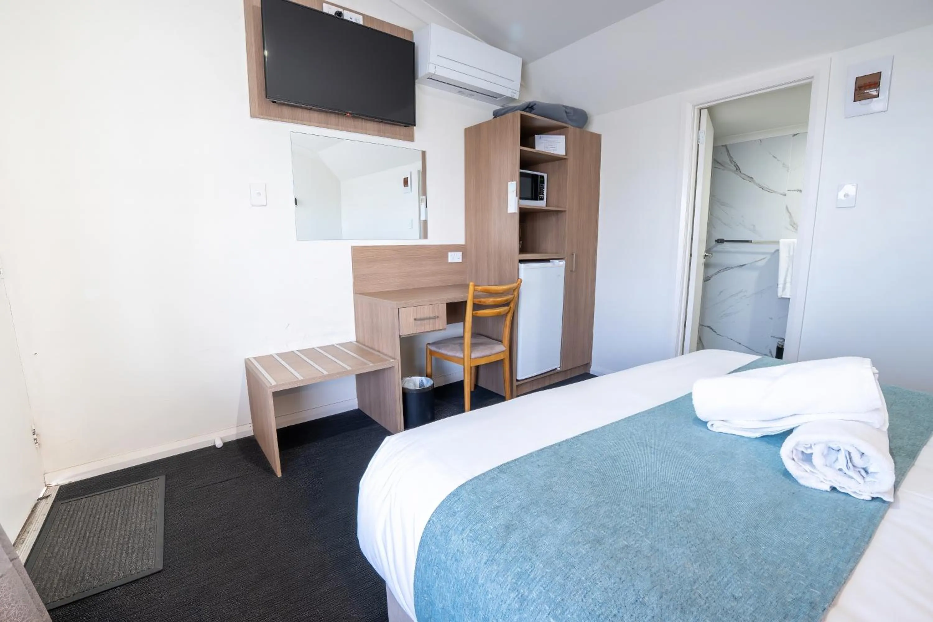 Bedroom, Bed in Bayside Hotel