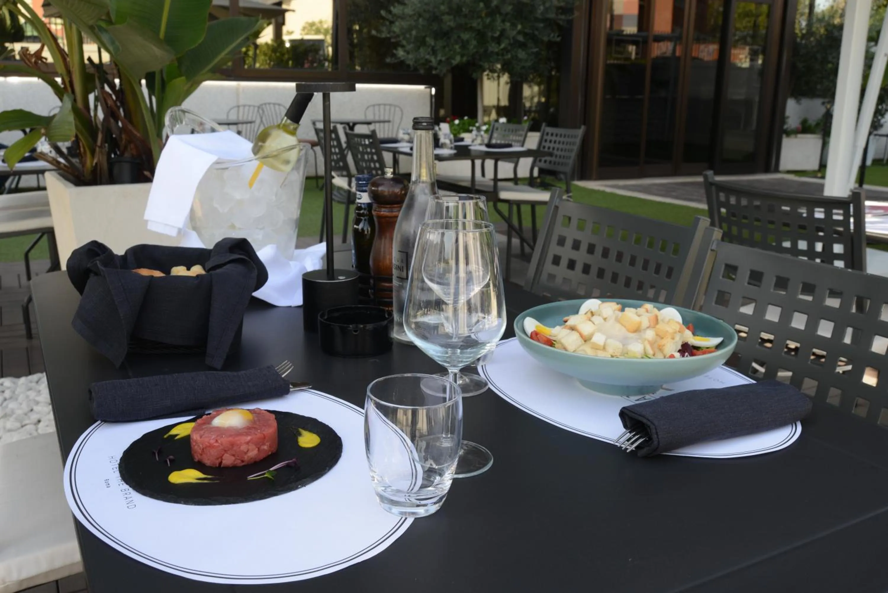 Restaurant/places to eat in Hotel The Brand