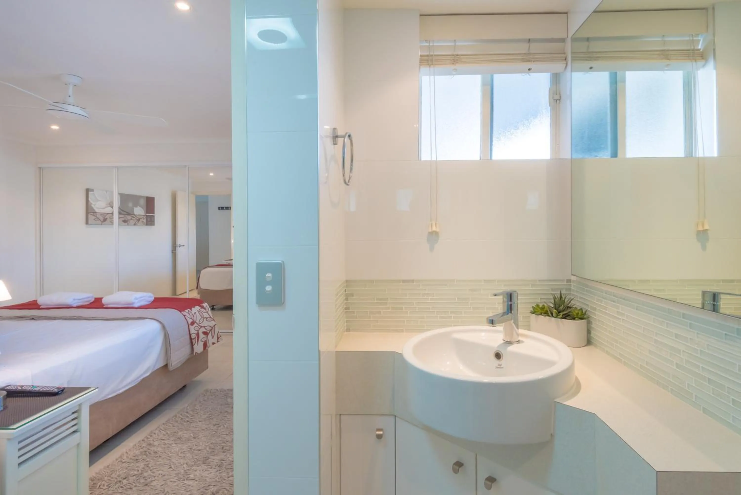 Bathroom, Bed in Munna Beach Apartments