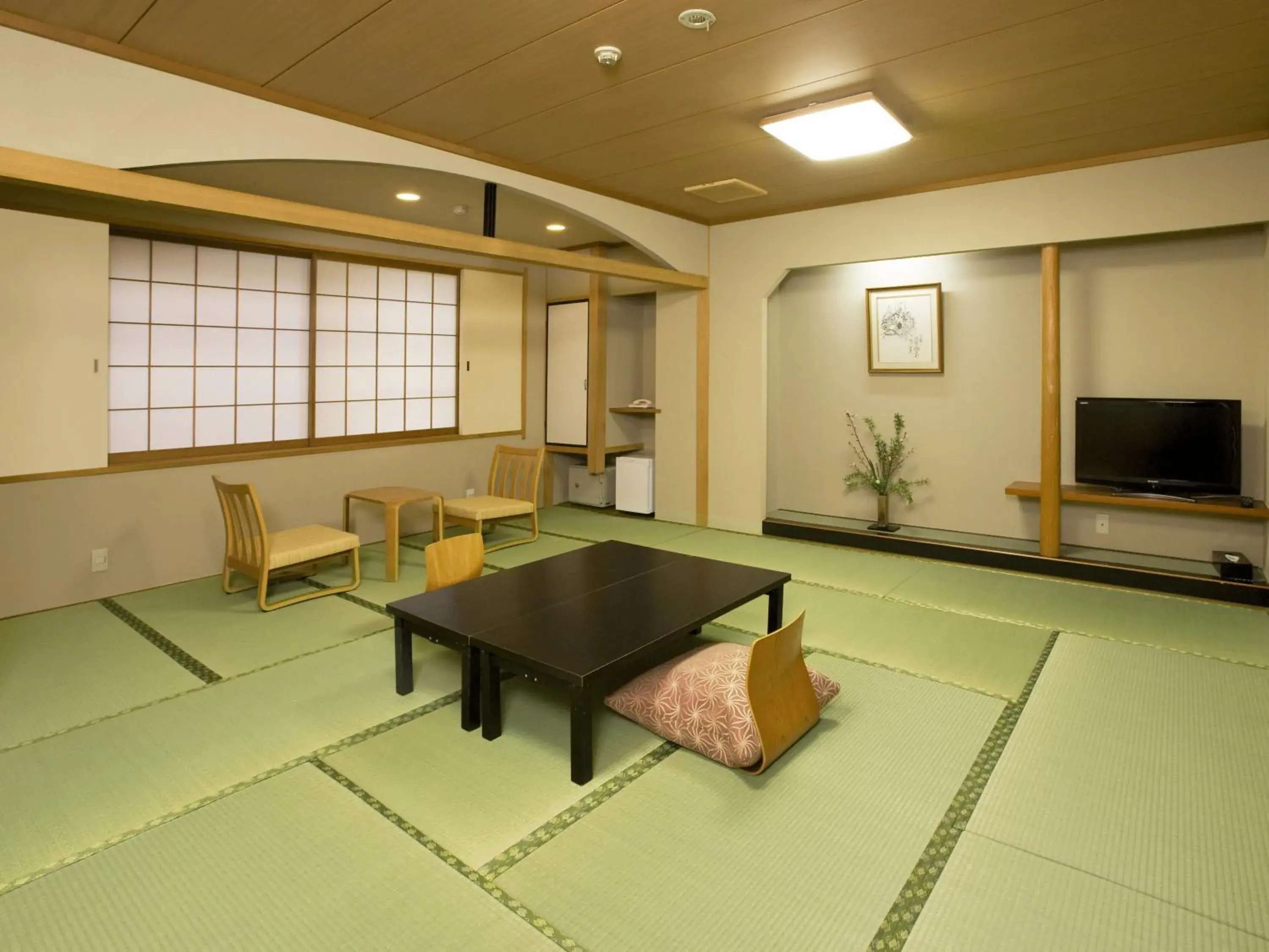 Photo of the whole room, Table Tennis in Ryokan Hirashin Kyoto