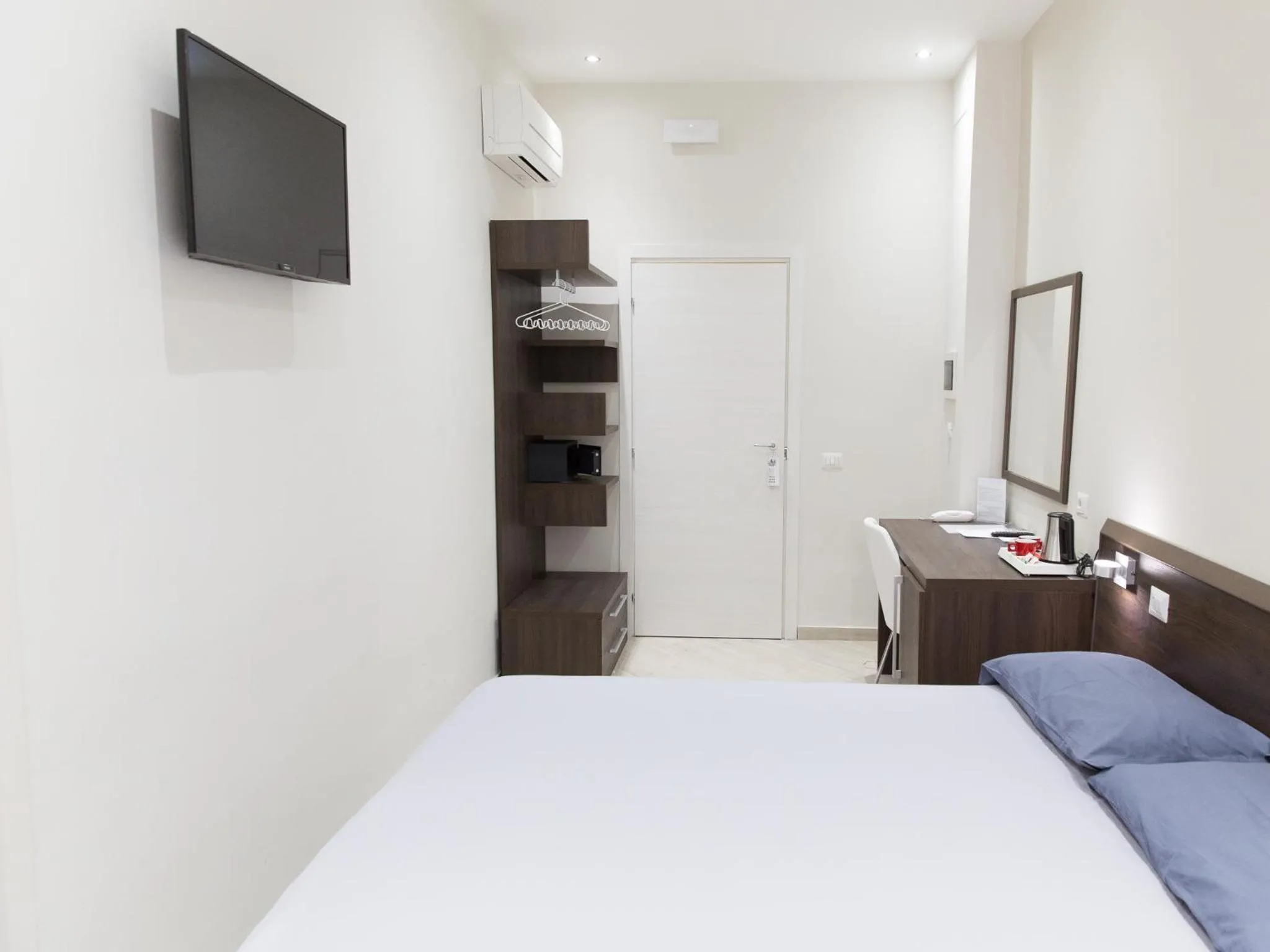 Photo of the whole room, Bed in Venustas Roma Hotel