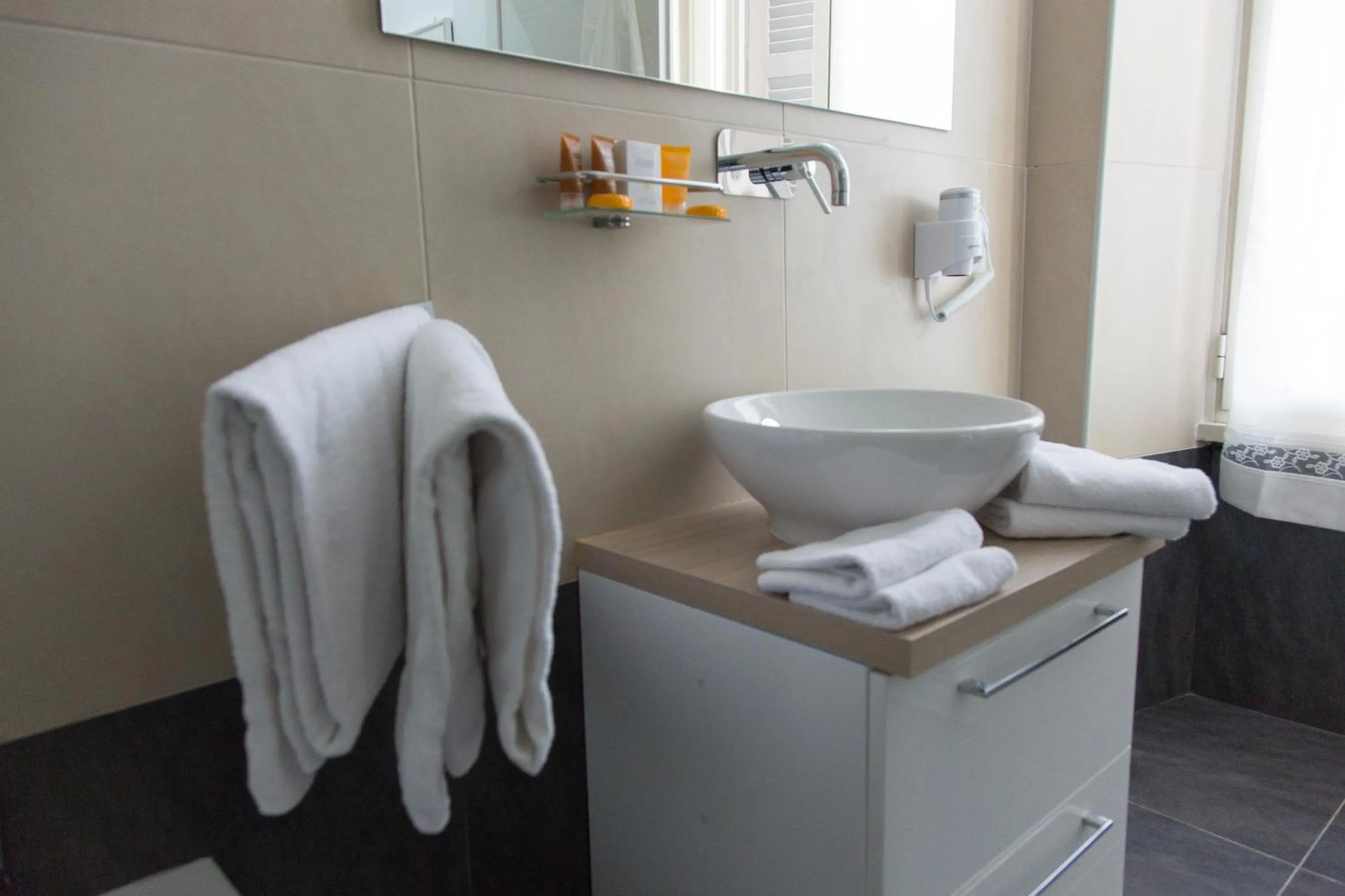 Bathroom in Venustas Roma Hotel
