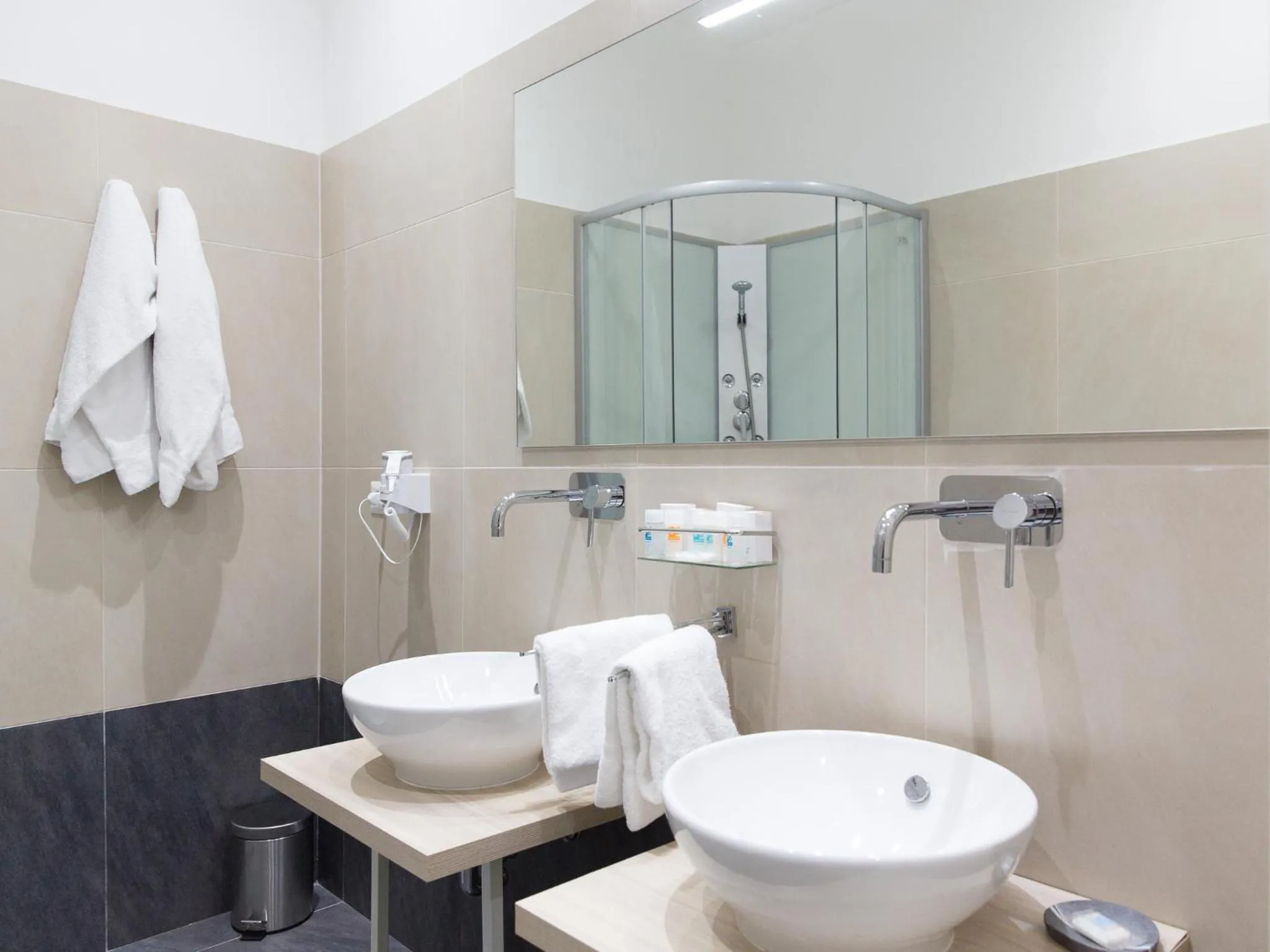 Shower in Venustas Roma Hotel