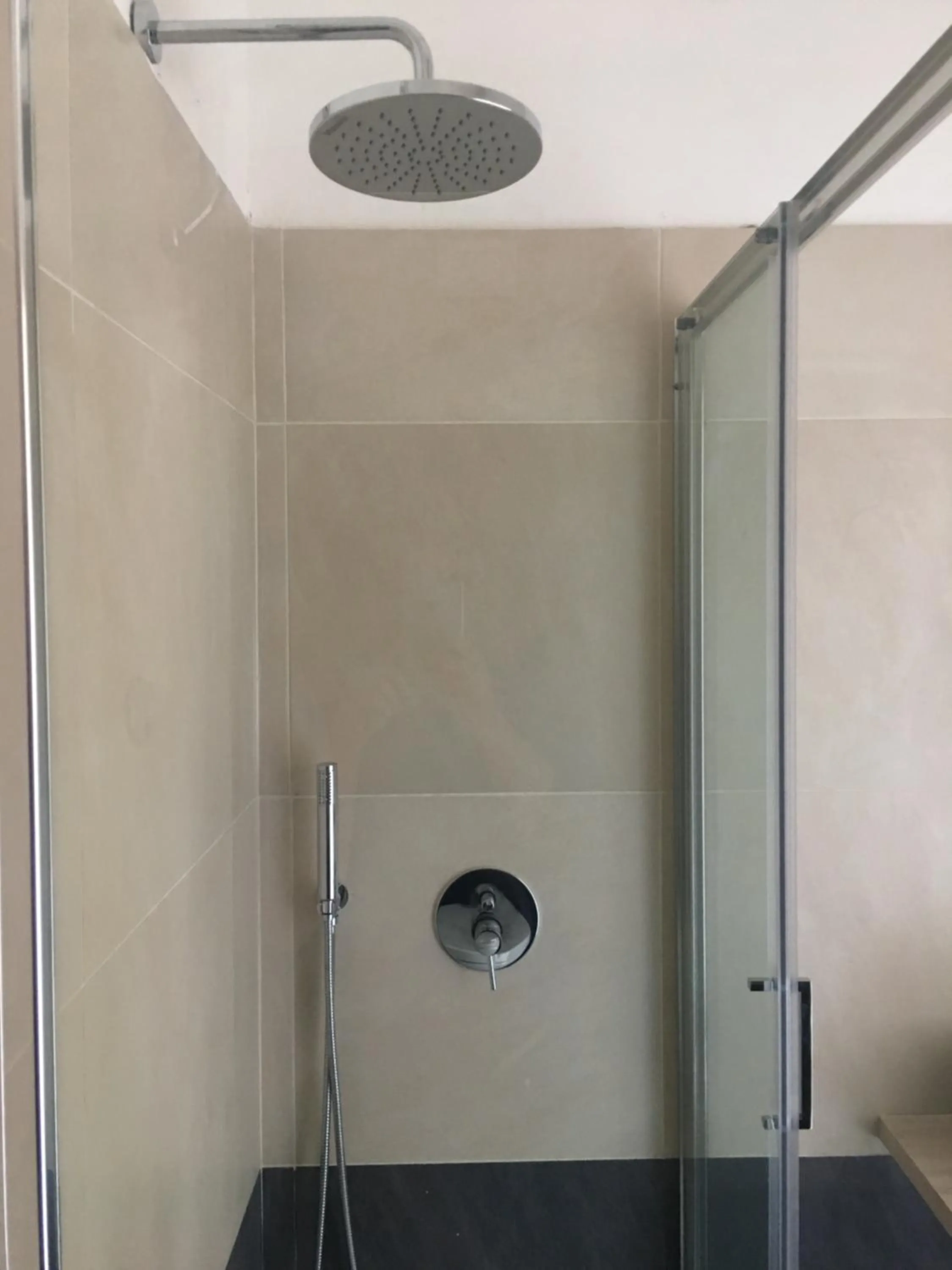 Shower in Venustas Roma Hotel