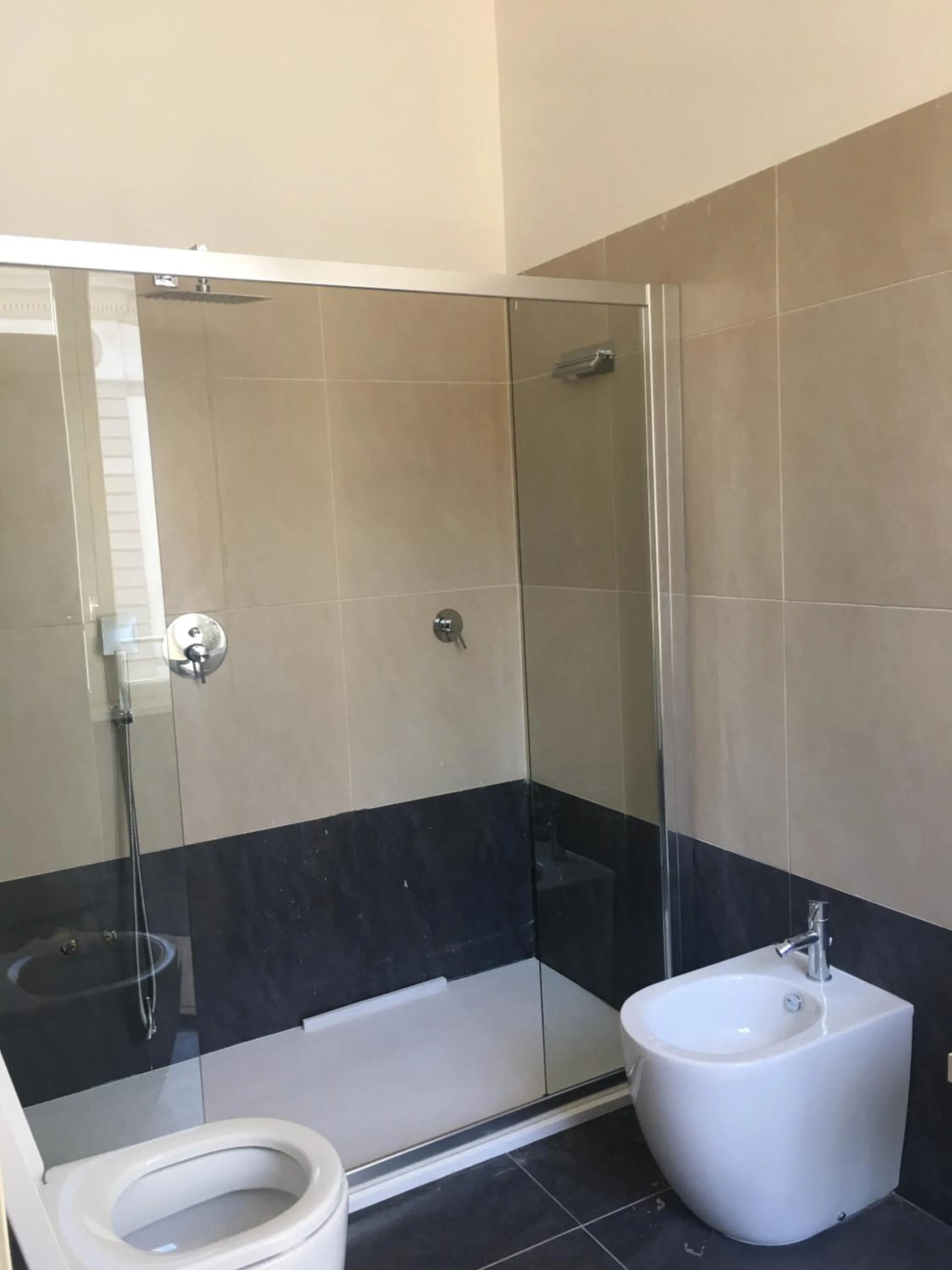 Shower in Venustas Roma Hotel