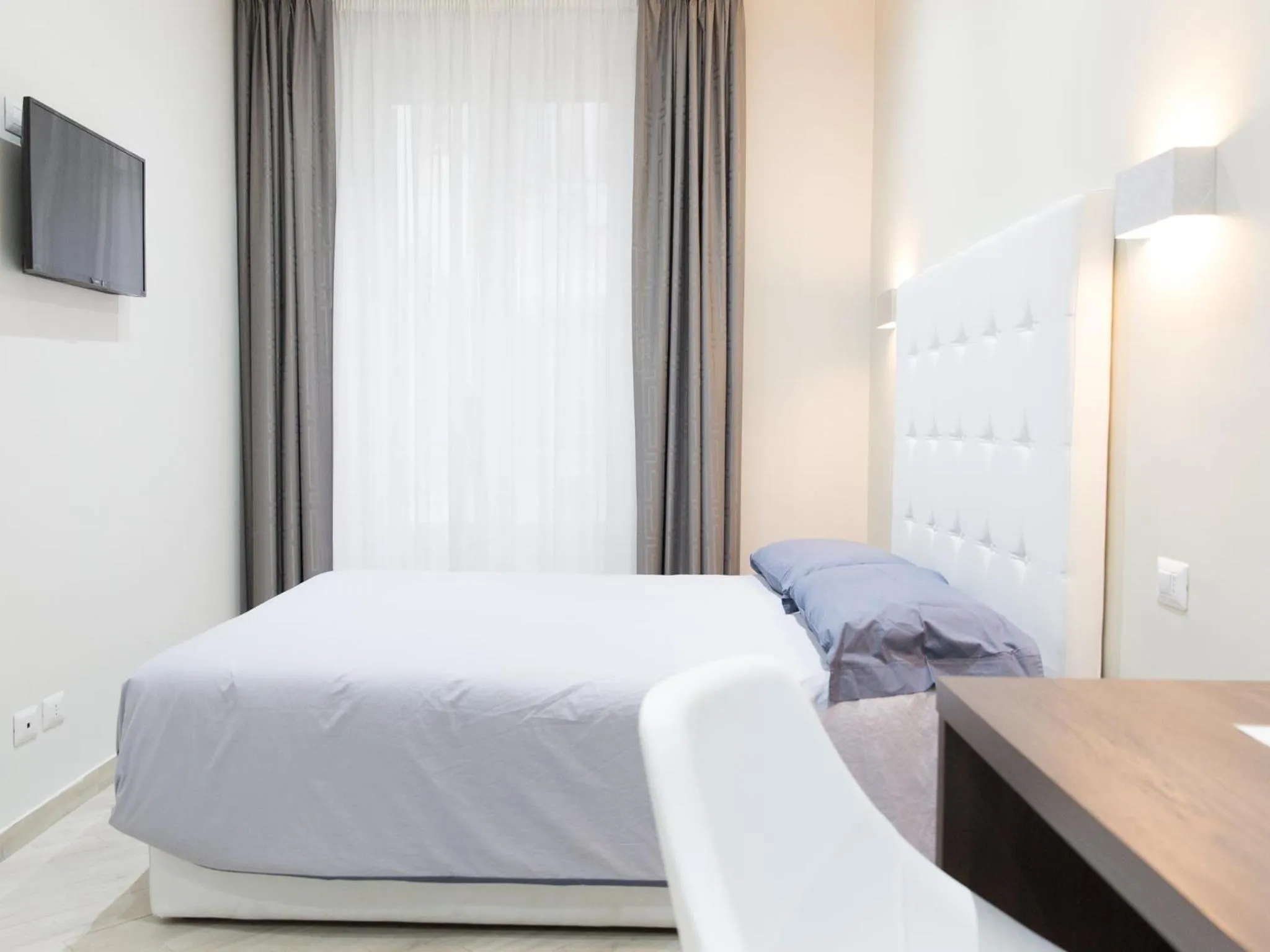 Bed in Venustas Roma Hotel