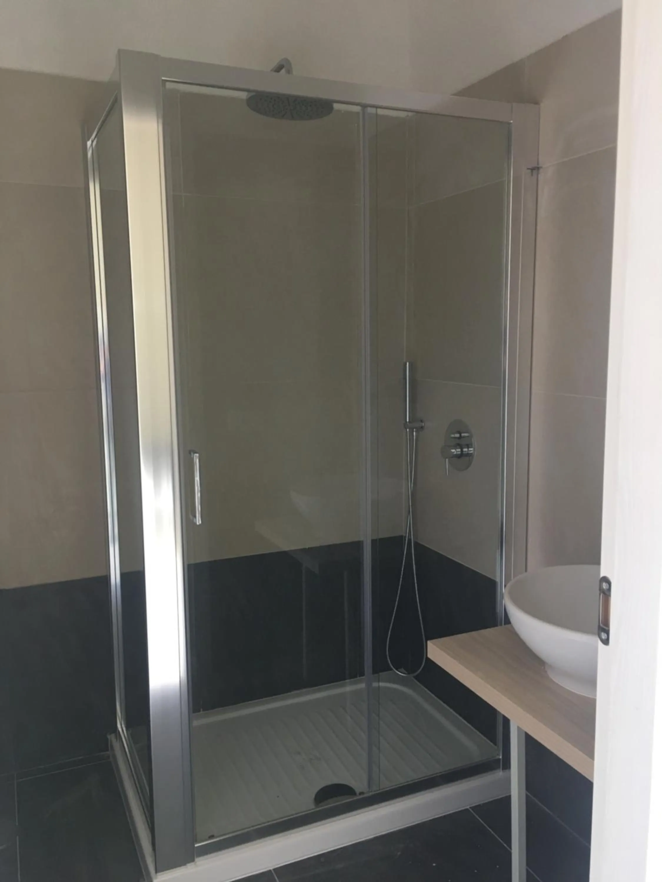 Shower in Venustas Roma Hotel