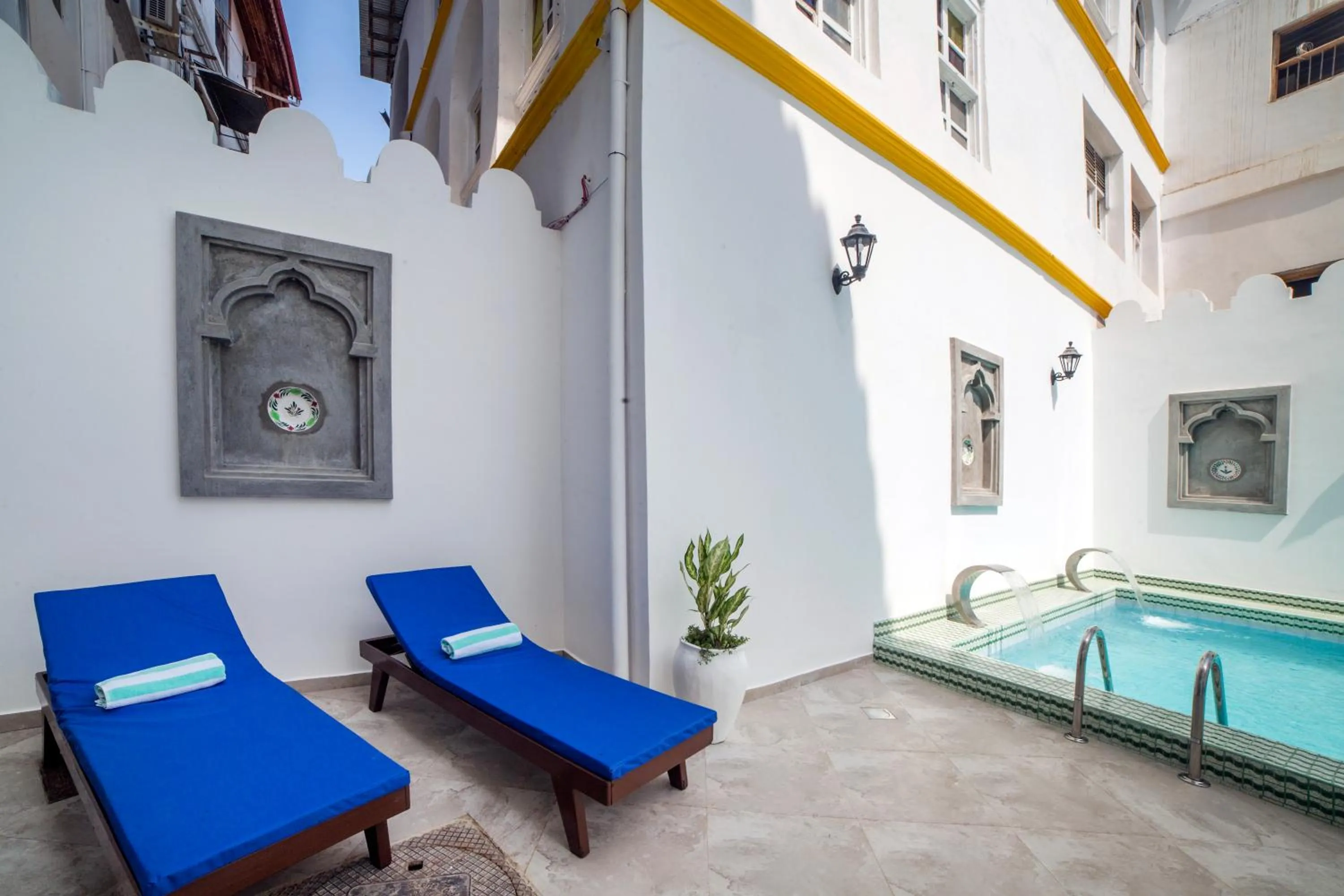 Swimming pool in Tembo Palace Hotel