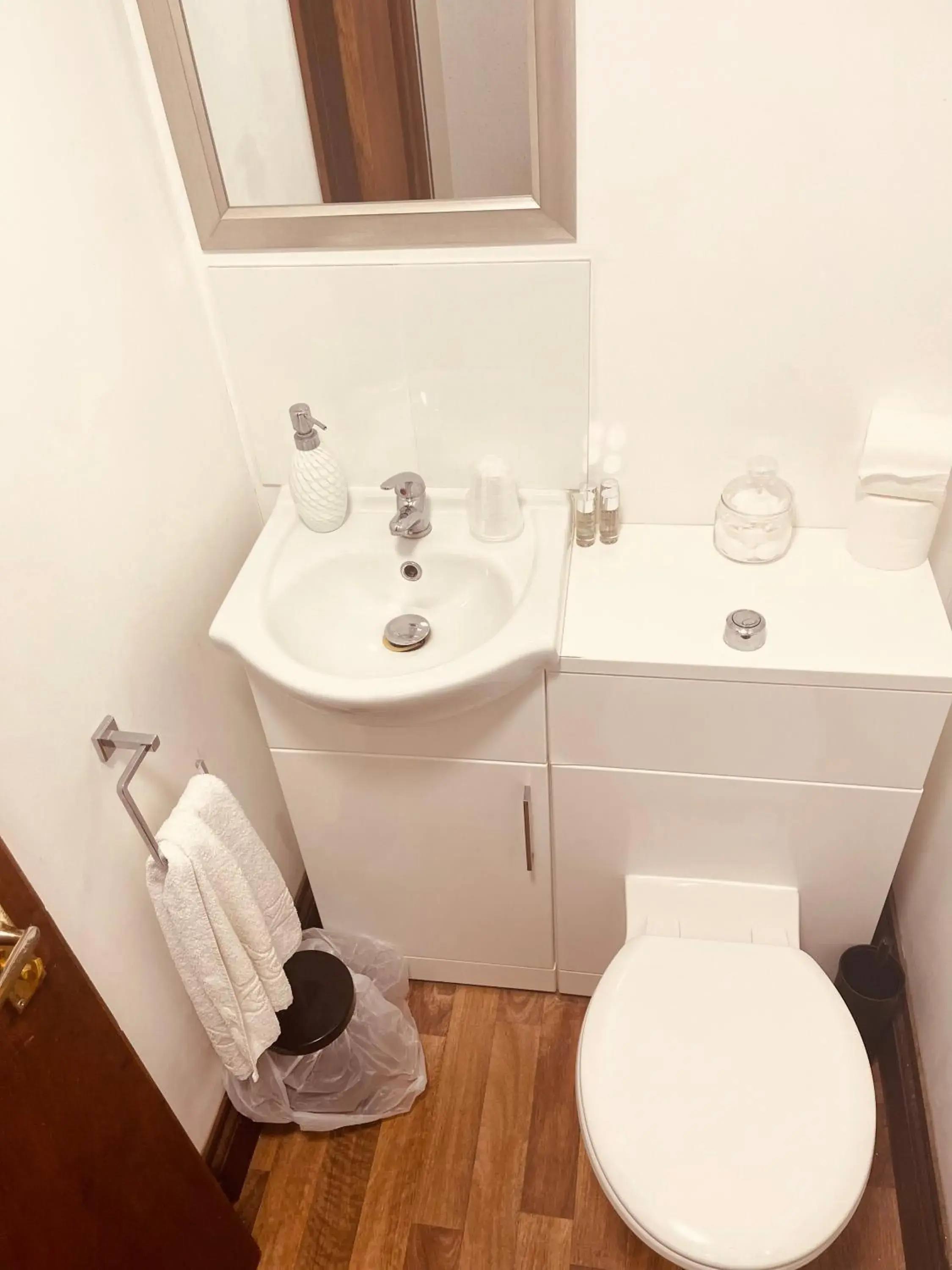 Double Room with Balcony in The Railway Inn Double Room with Balcony in The Railway Inn