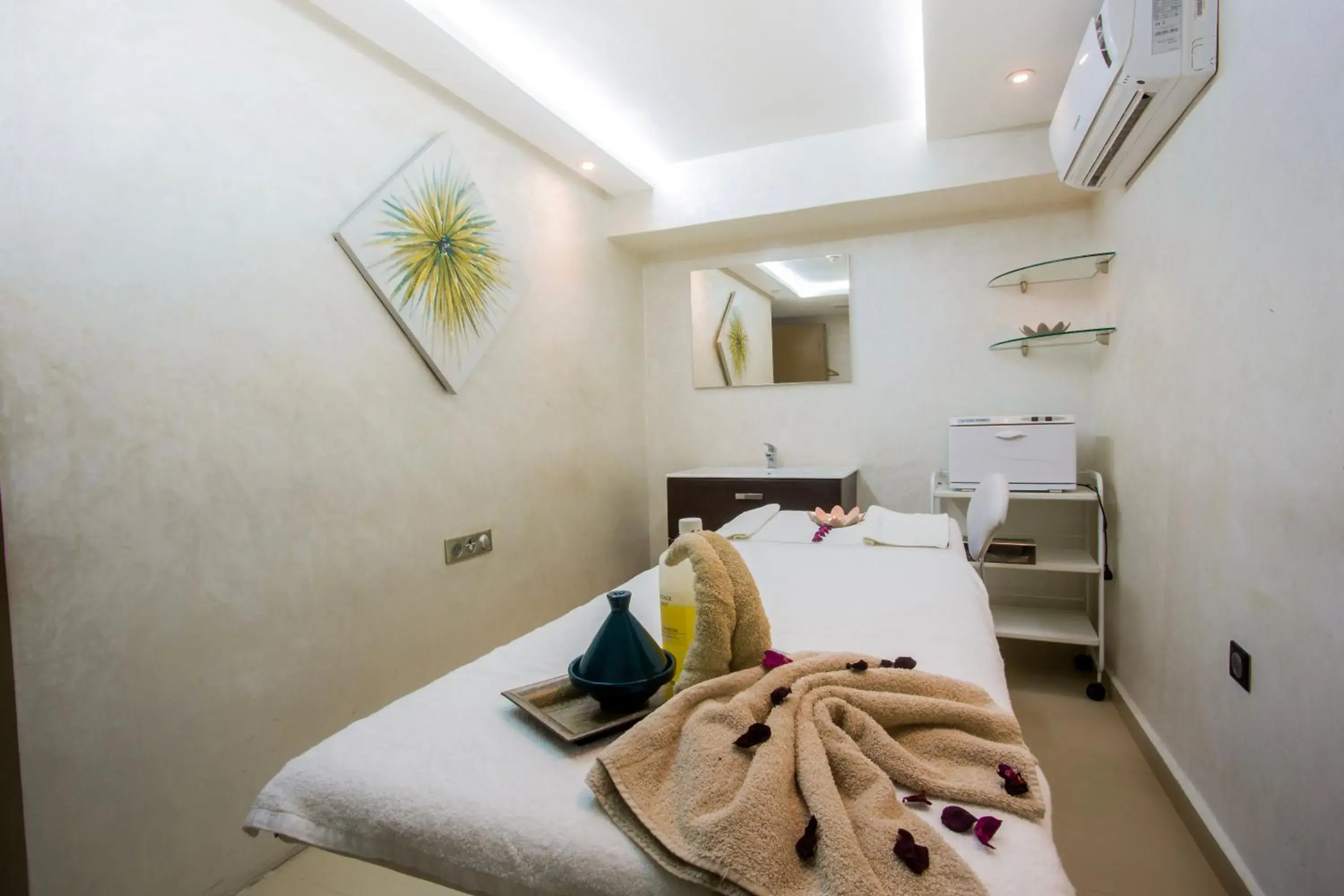 Spa and wellness centre/facilities, Bed in Fredj Hotel