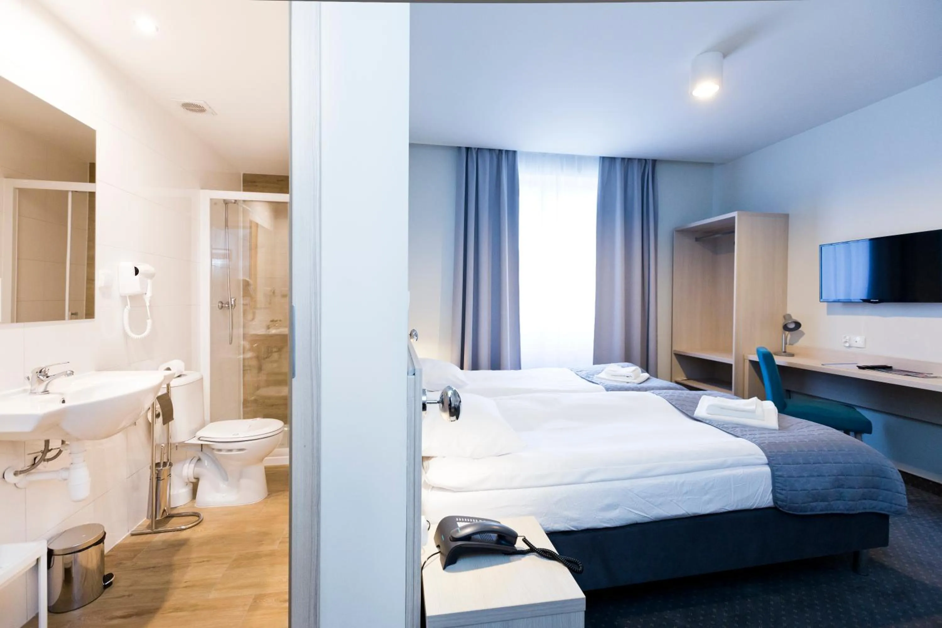 Shower, Bed in Hotel Silver