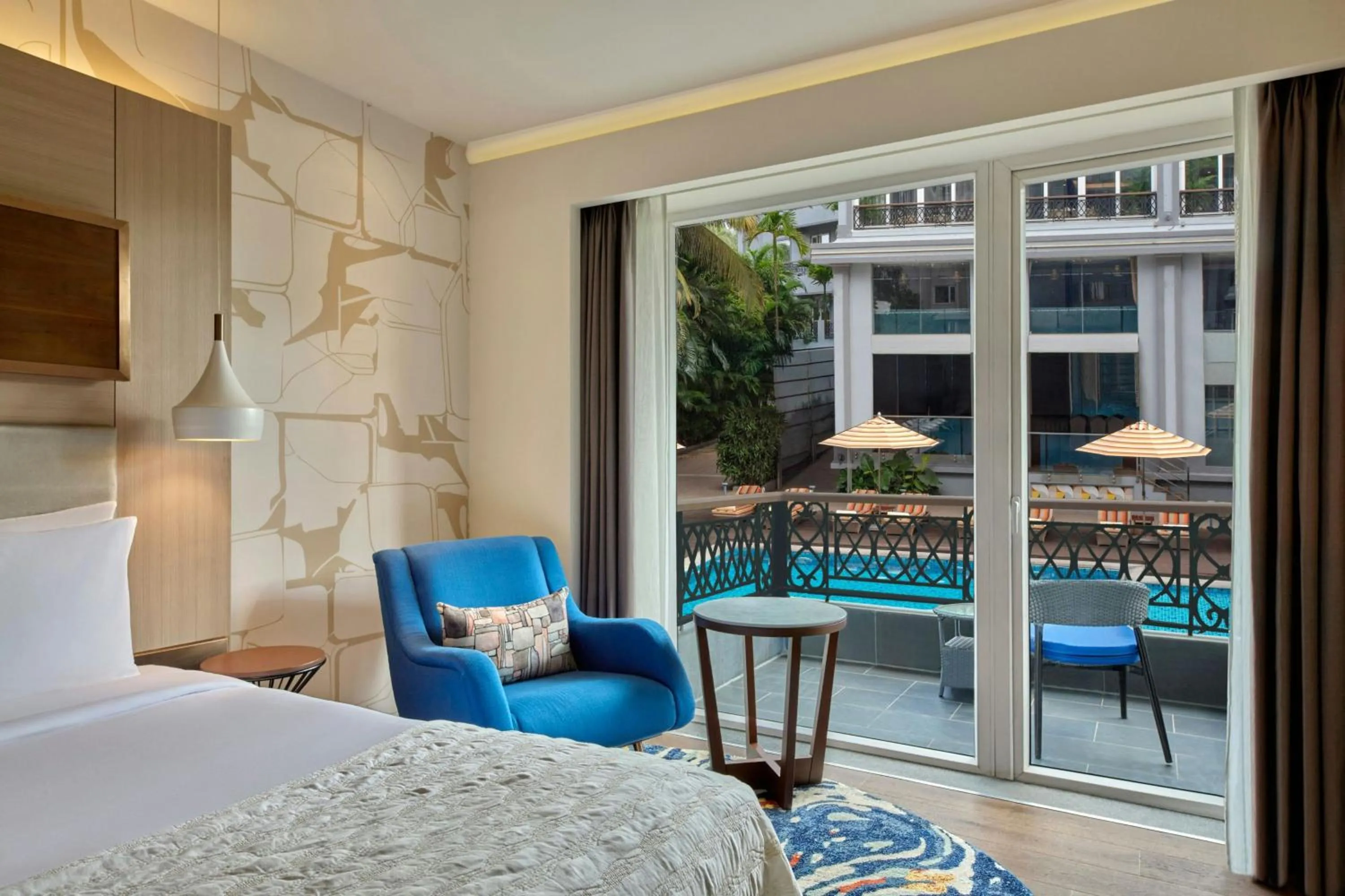 Swimming pool, Bed in Le Meridien Goa, Calangute