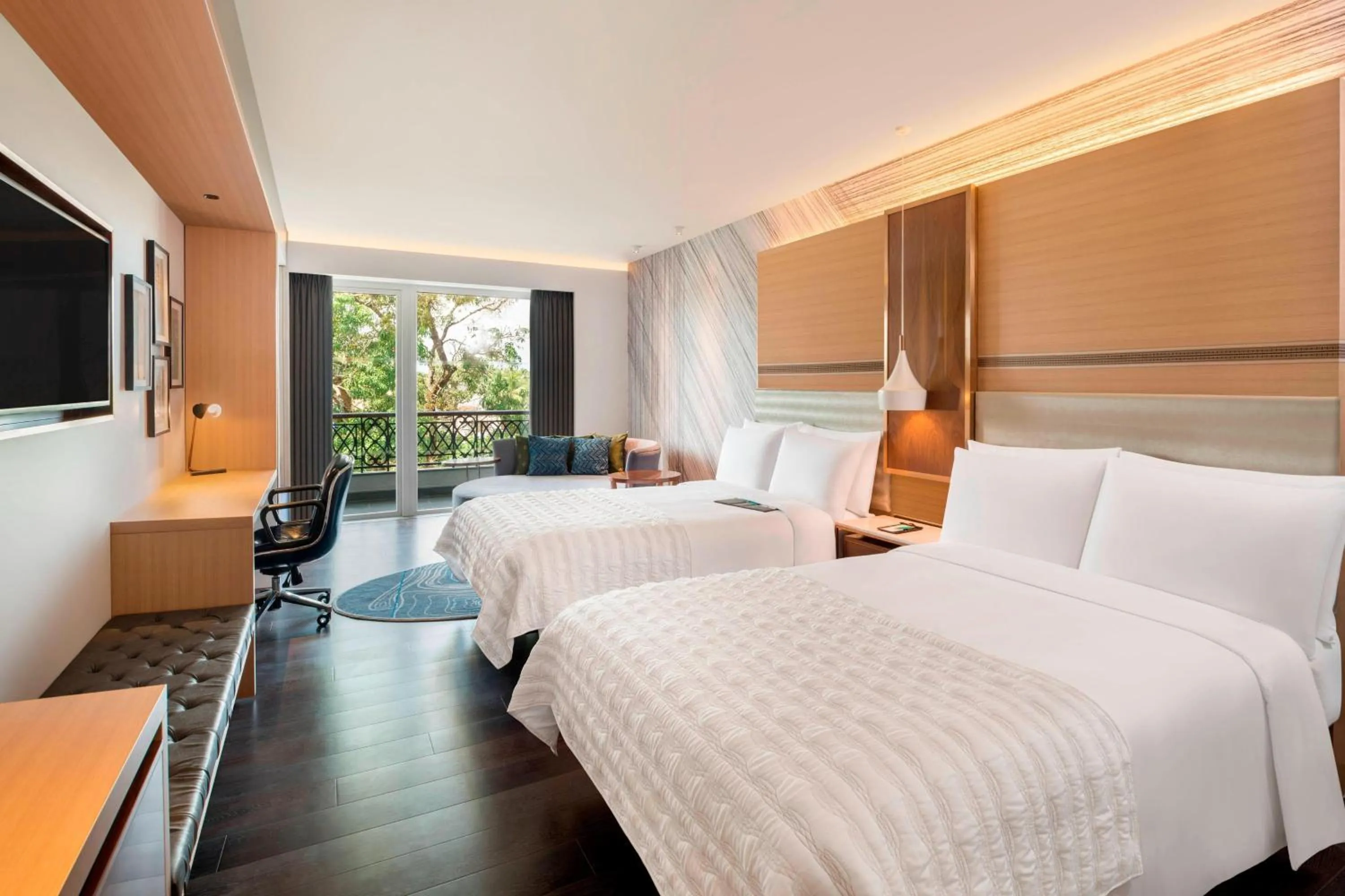 Bedroom, Bed in Le Meridien Goa, Calangute