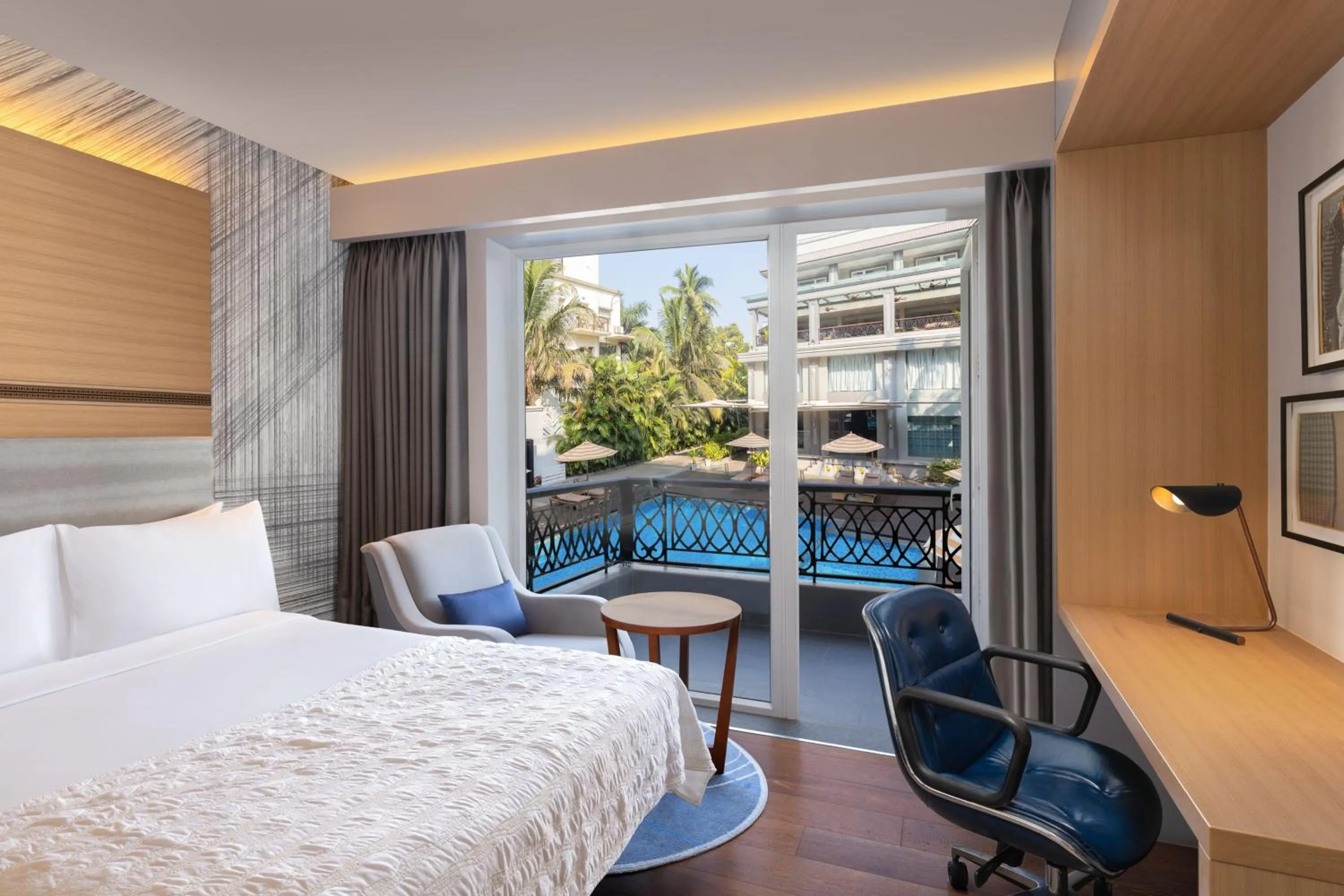 Swimming pool, Bed in Le Meridien Goa, Calangute