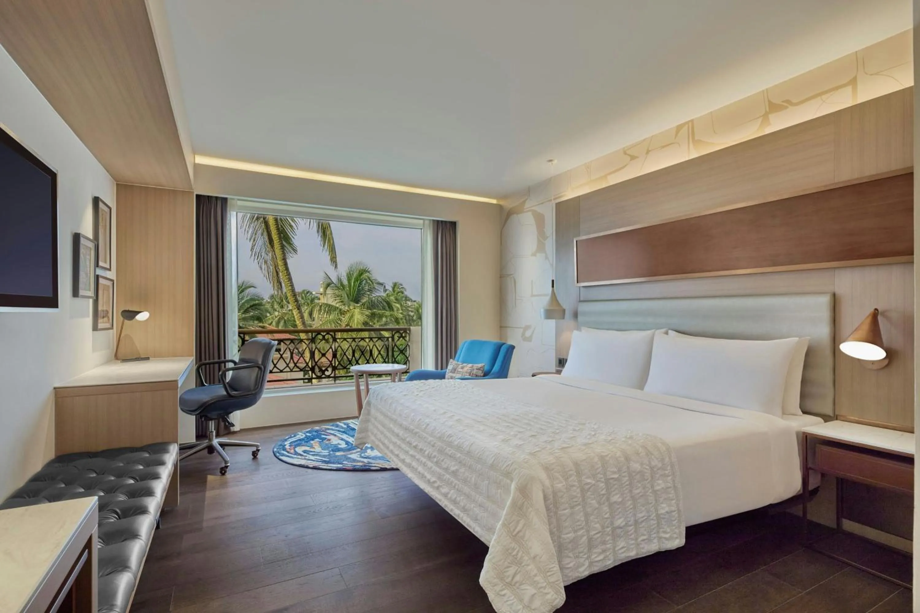 Photo of the whole room, Bed in Le Meridien Goa, Calangute