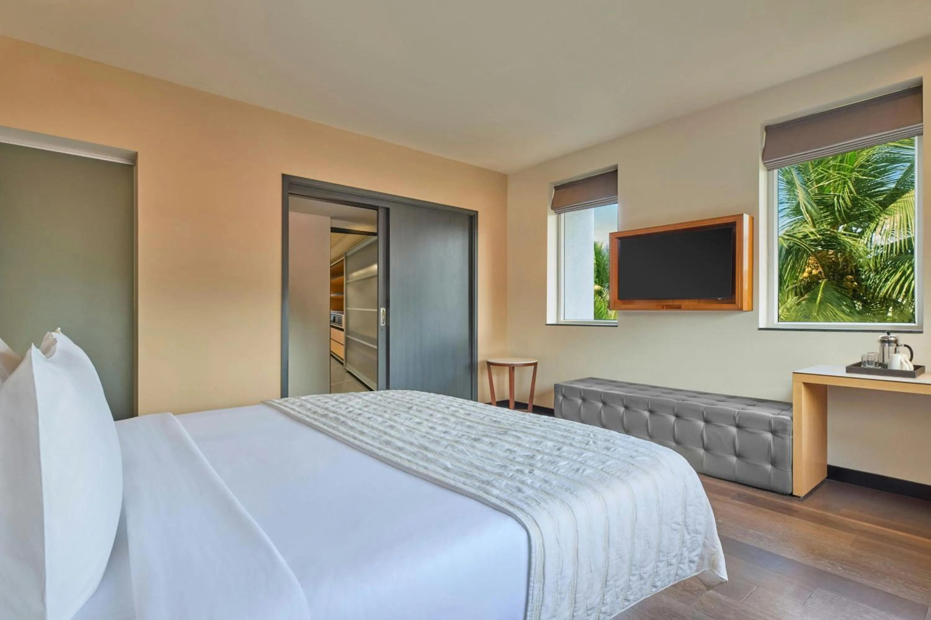 Photo of the whole room, Bed in Le Meridien Goa, Calangute