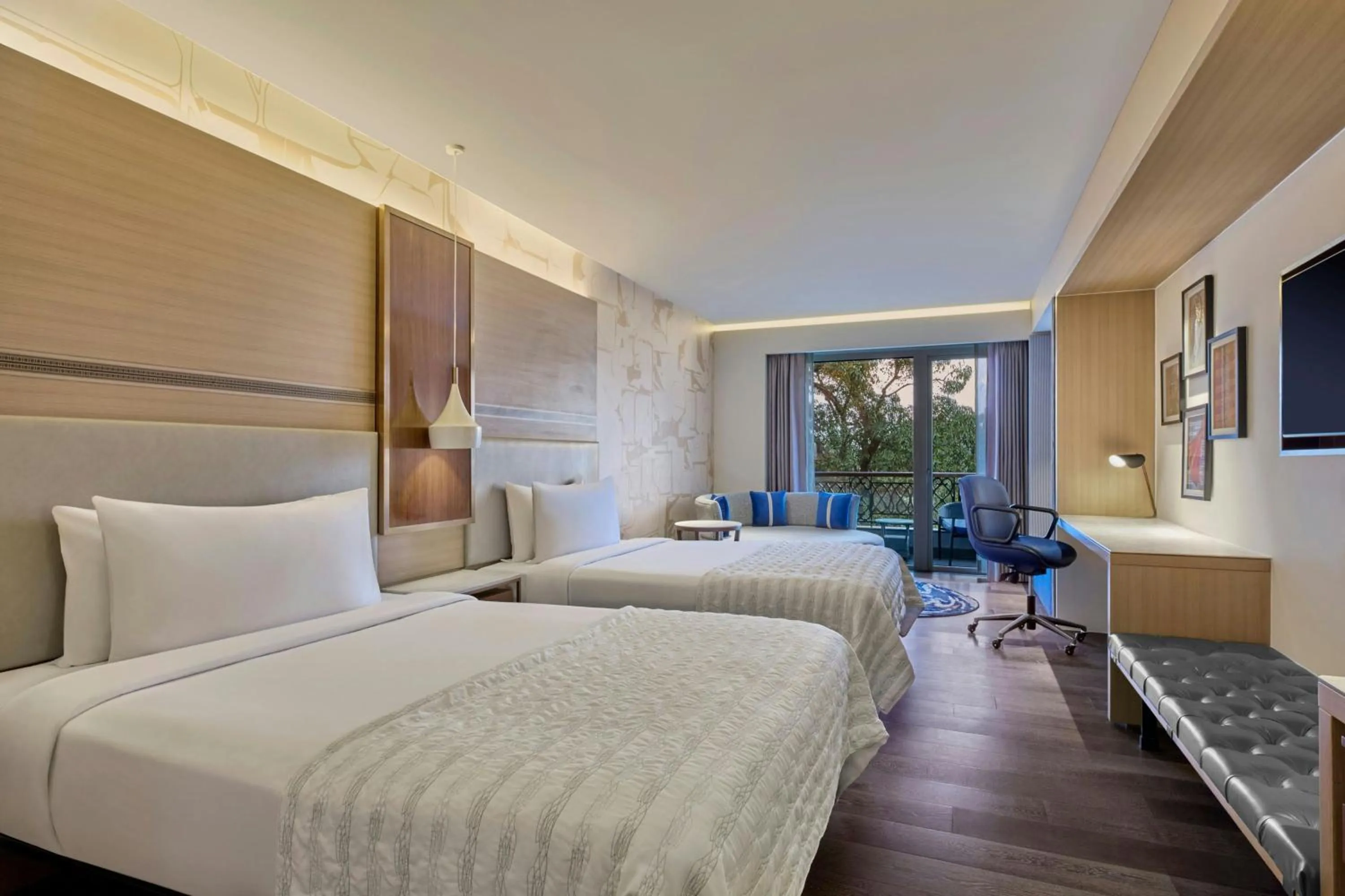 Photo of the whole room, Bed in Le Meridien Goa, Calangute