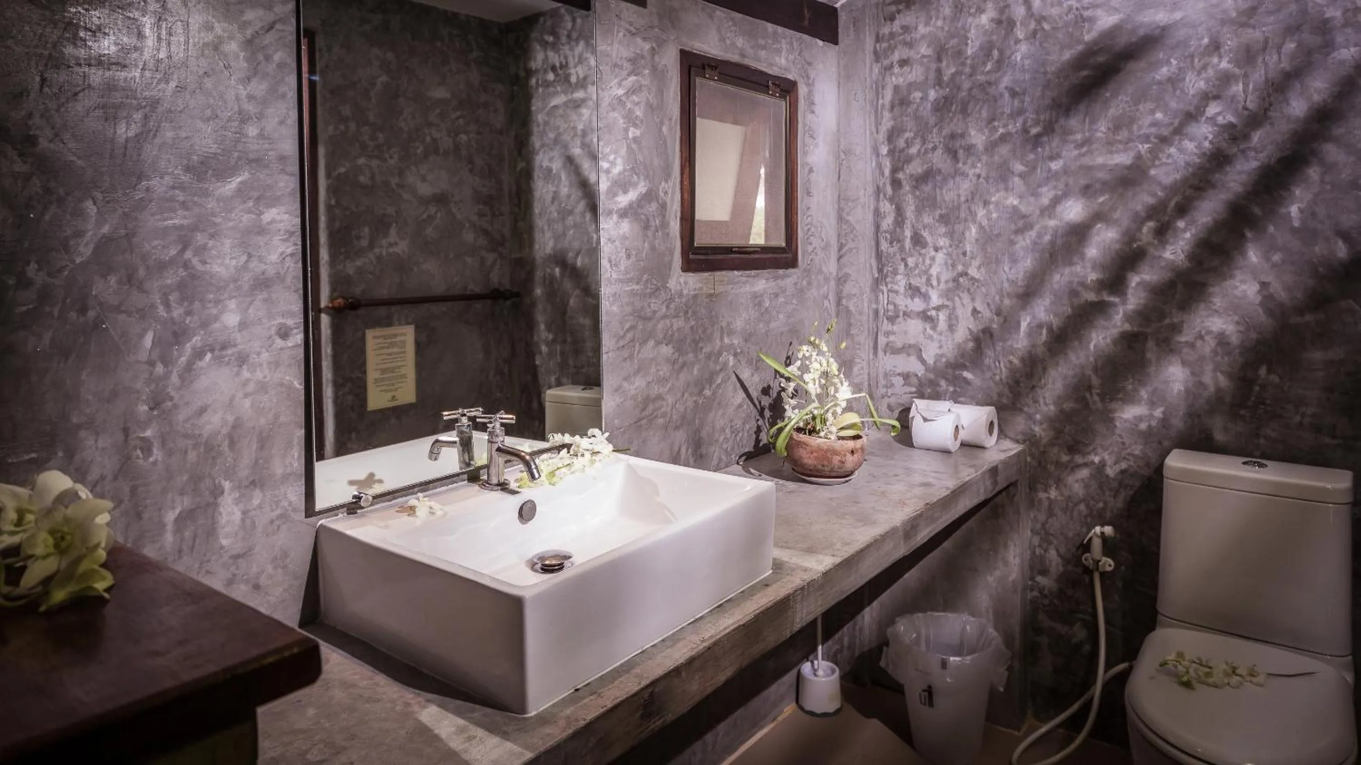 Toilet in Baan Manali Resort