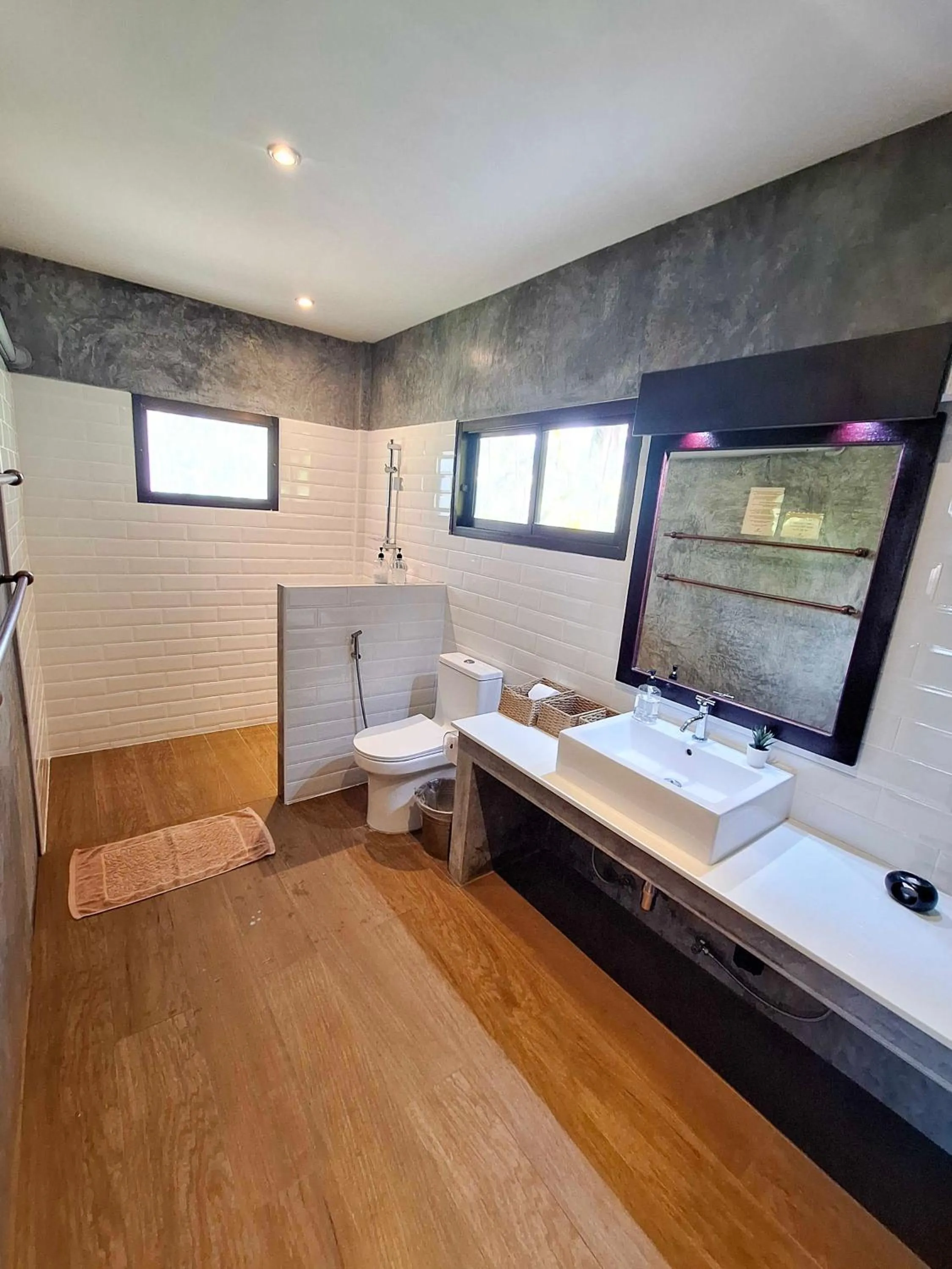 Bathroom, Bed in Baan Manali Resort