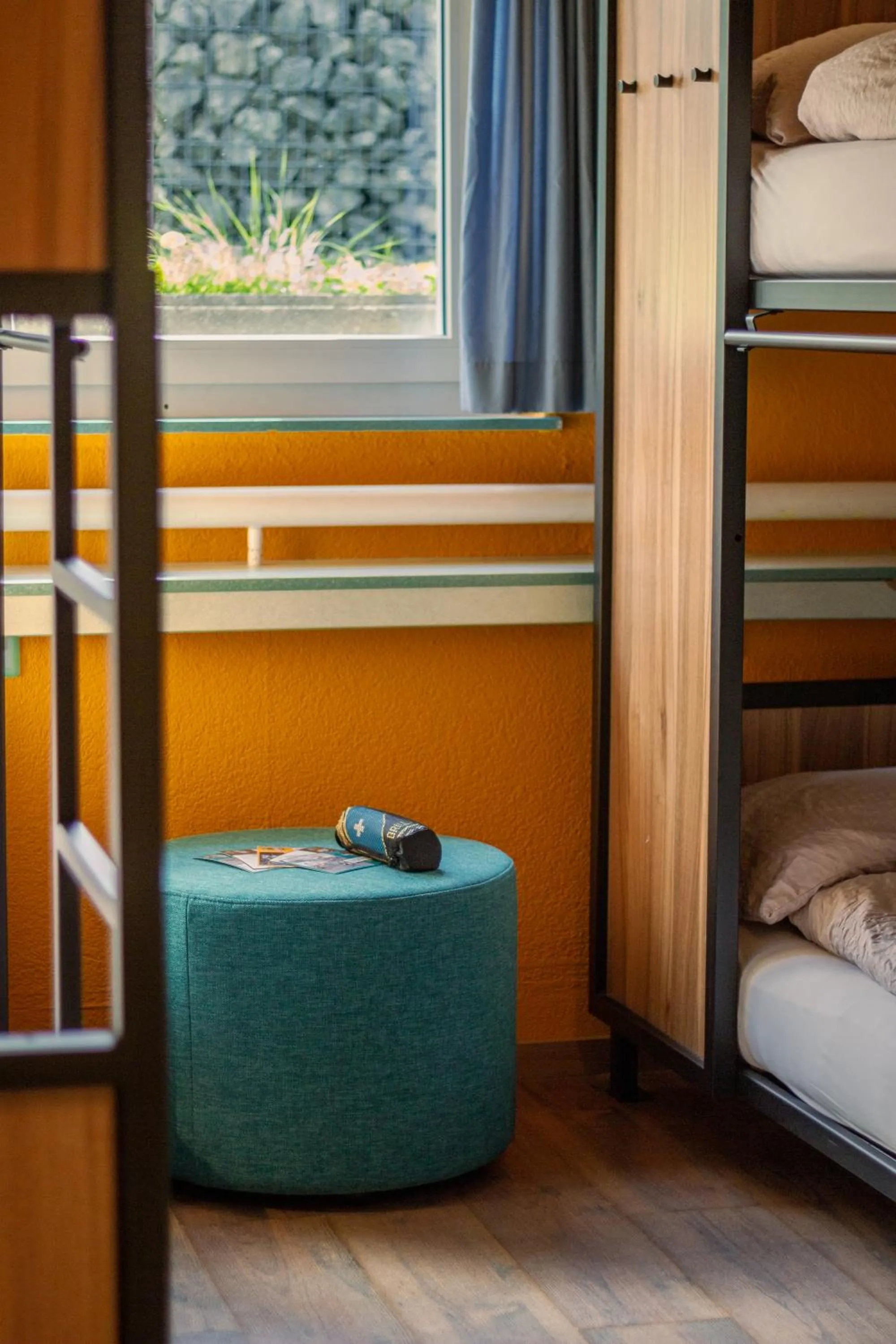 Photo of the whole room, Bed in Eiger Lodge Easy