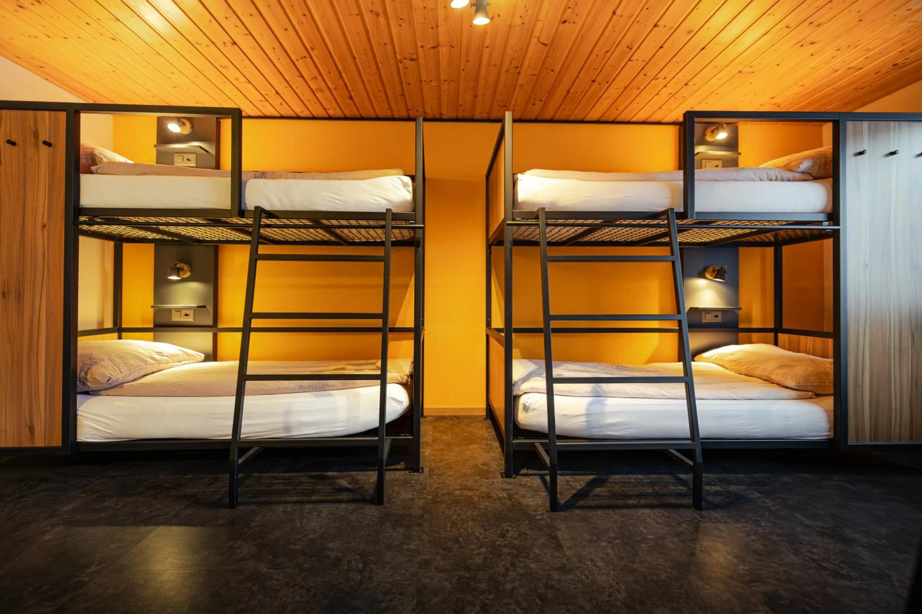 Photo of the whole room, Bed in Eiger Lodge Easy