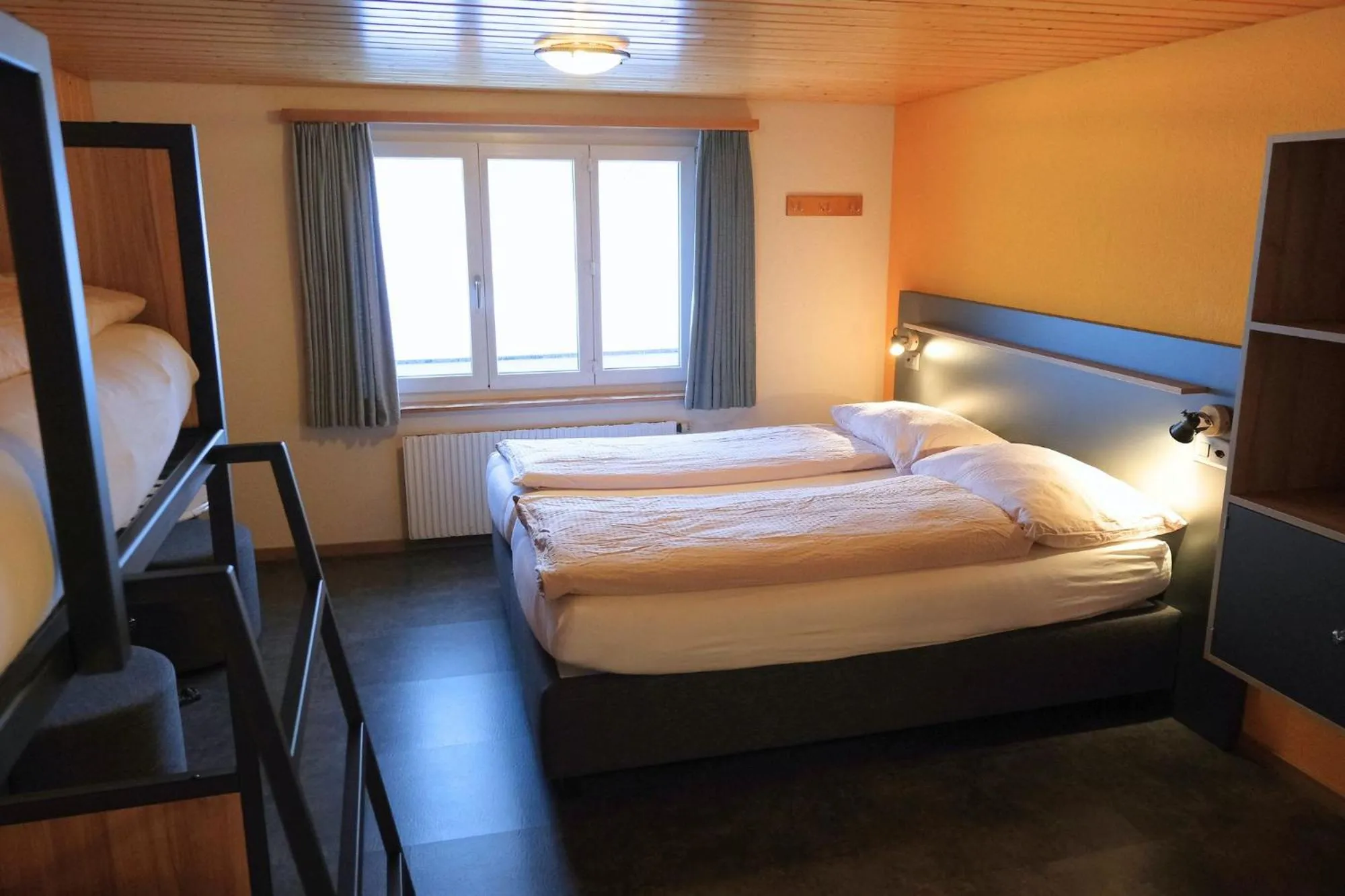 Photo of the whole room, Bed in Eiger Lodge Easy