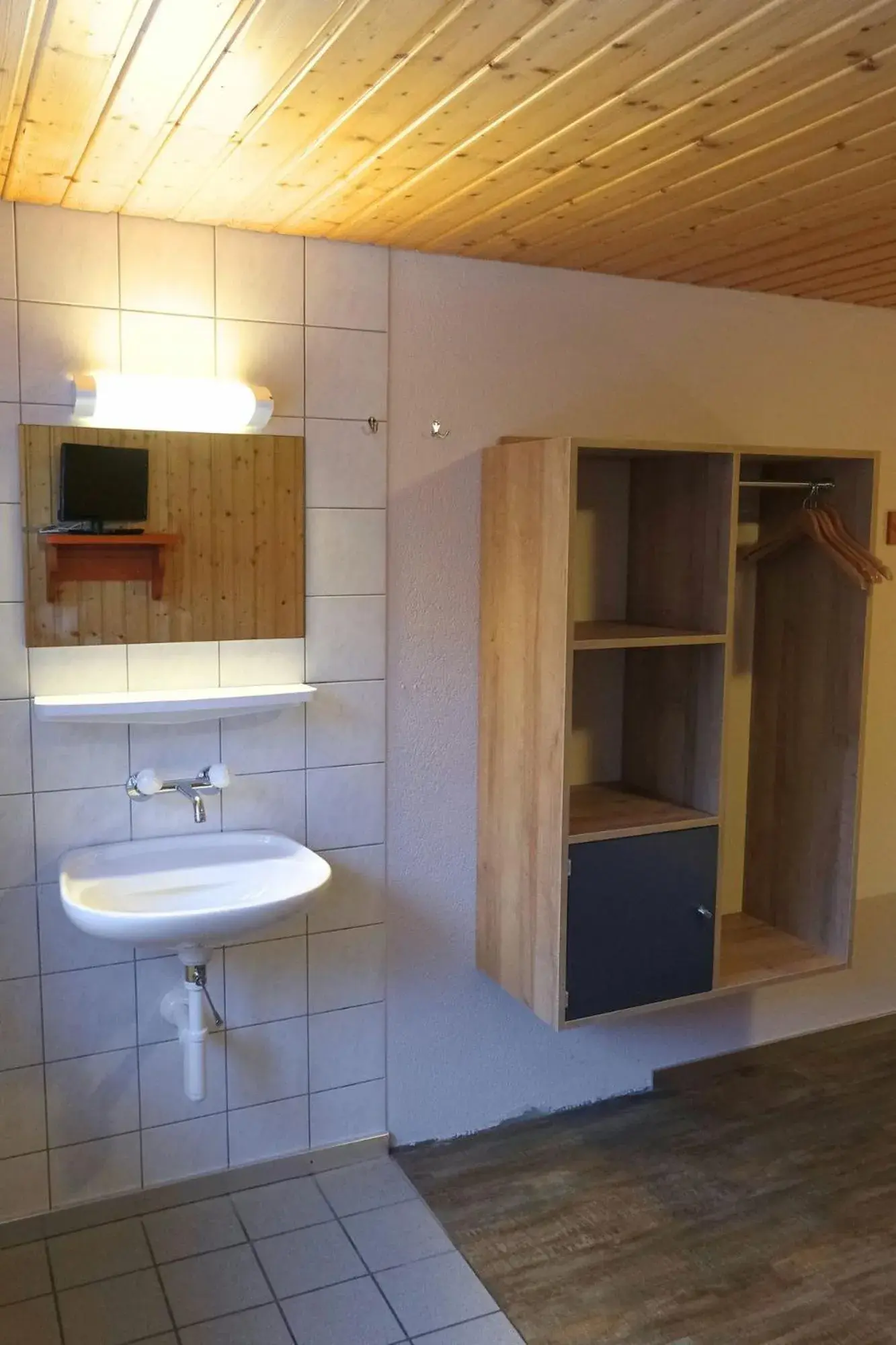 Photo of the whole room in Eiger Lodge Easy Photo of the whole room in Eiger Lodge Easy