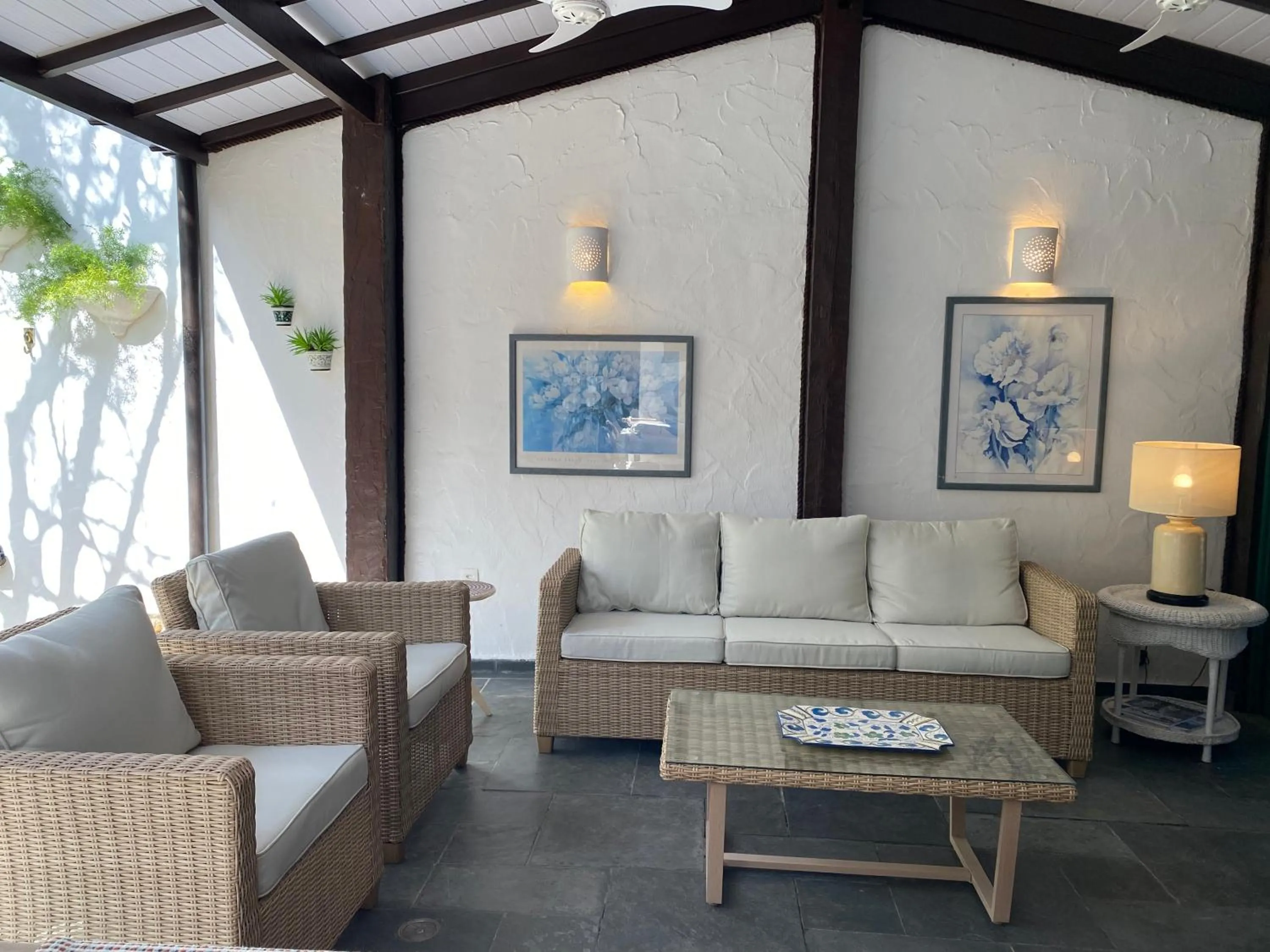 Living room in Juquehy - Condomínio de Frente para o Mar - Piscina Aquecida - Quadra de Tenis