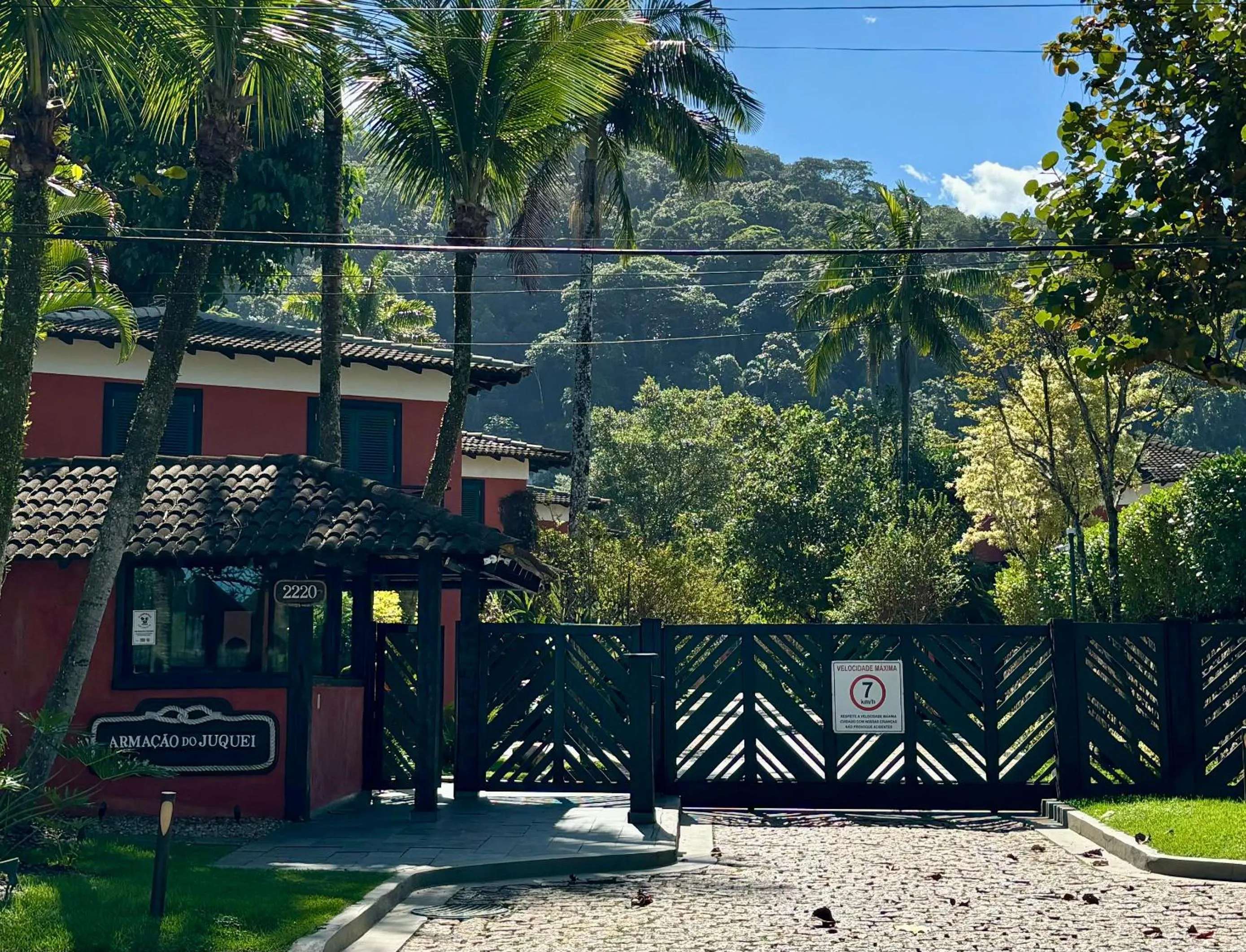 Facade/entrance in Juquehy - Condomínio de Frente para o Mar - Piscina Aquecida - Quadra de Tenis