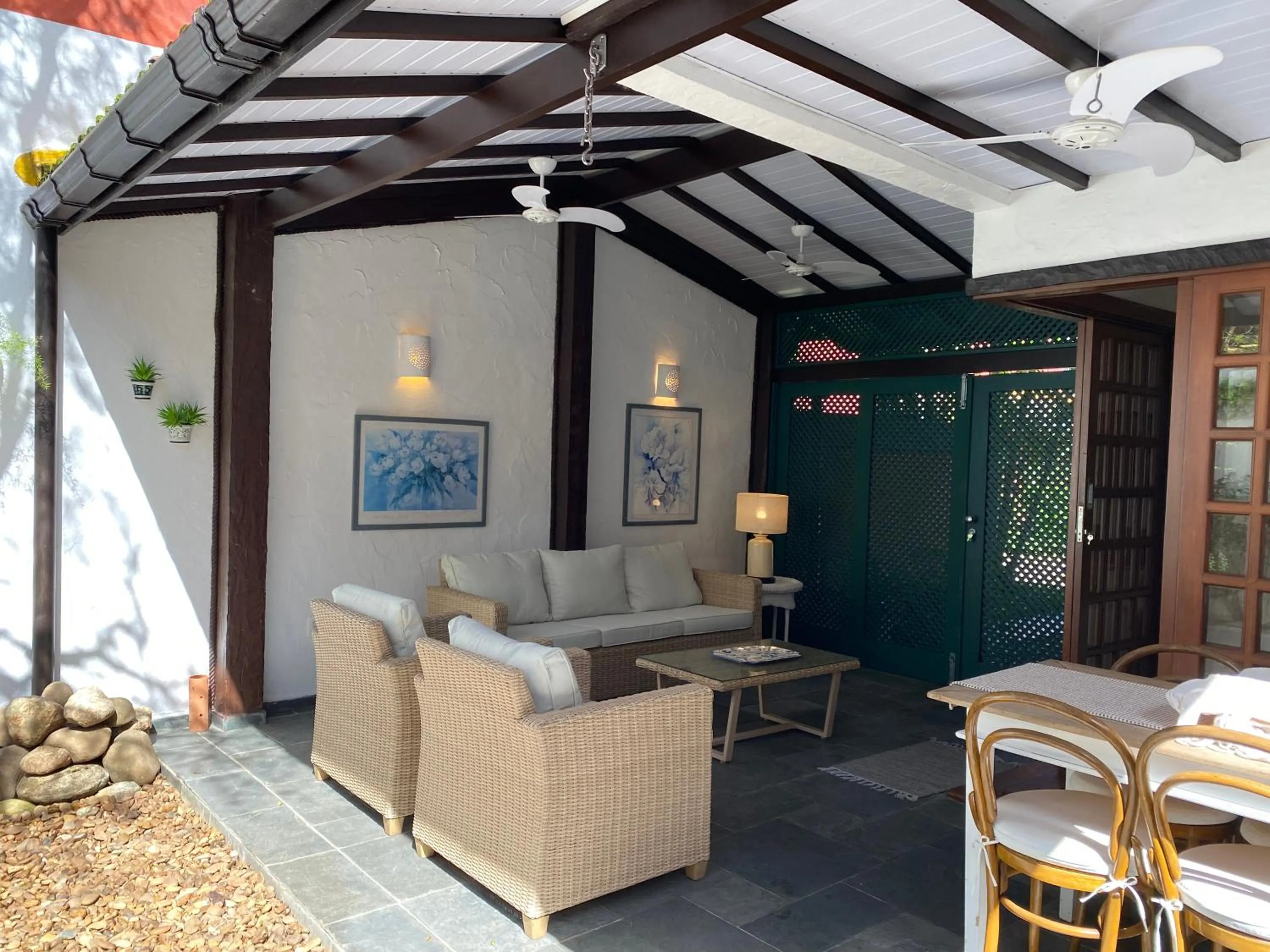 Living room in Juquehy - Condomínio de Frente para o Mar - Piscina Aquecida - Quadra de Tenis