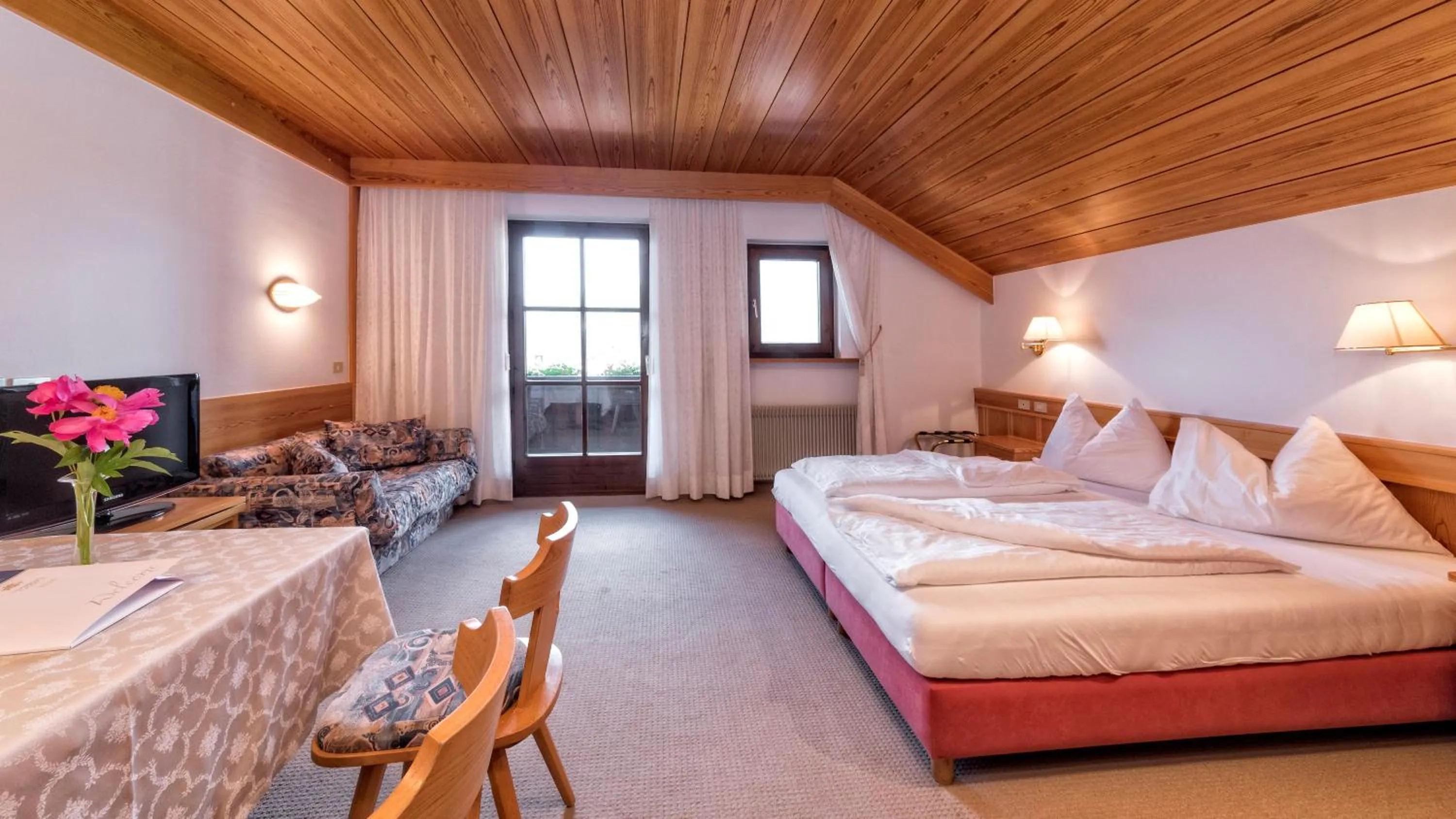 Photo of the whole room, Bed in Residence Tolderhof - OlangCard included