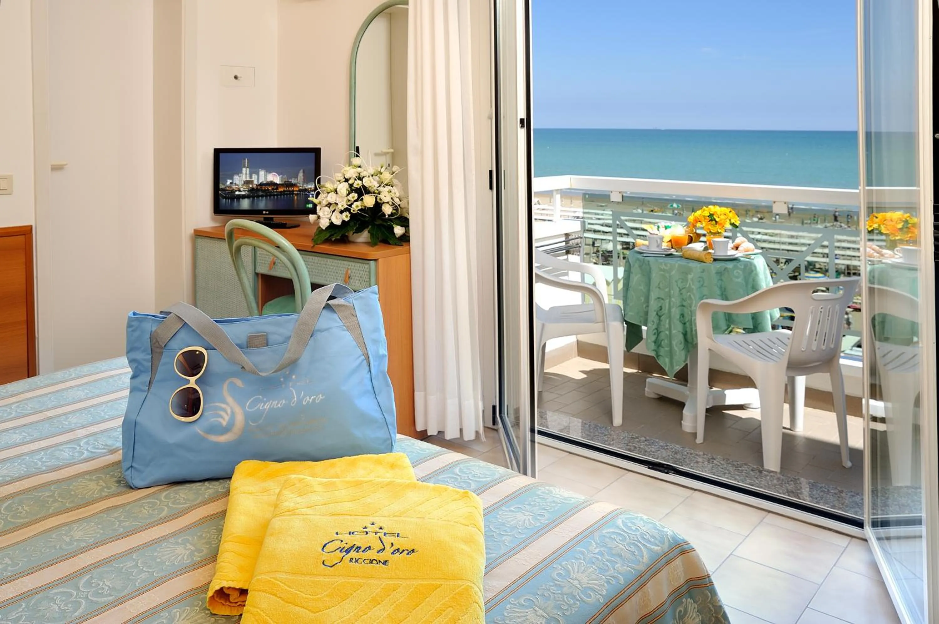 Summer, Bed in Hotel Cigno D'Oro