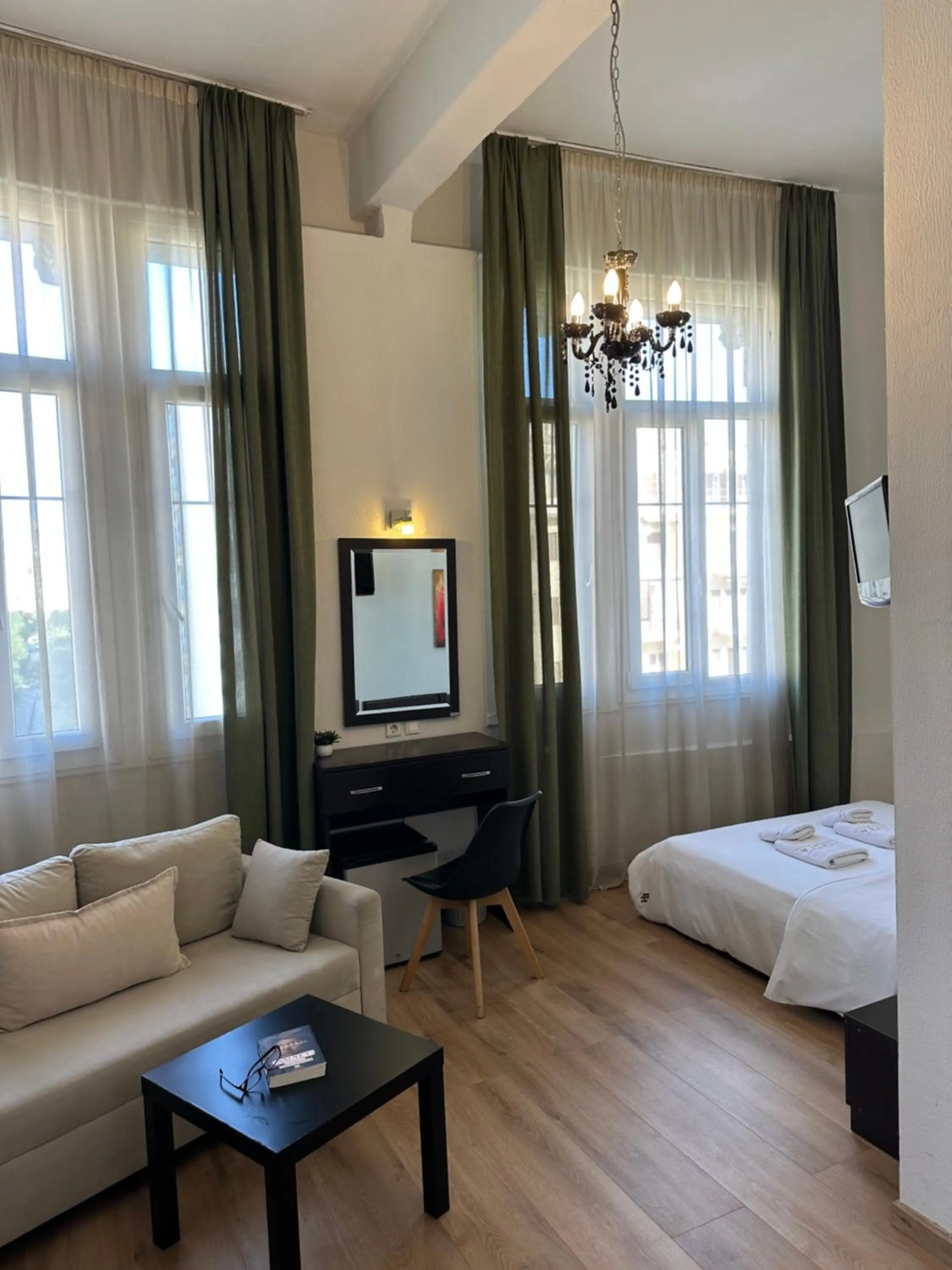 Living room, Bed in Hotel Ilisia