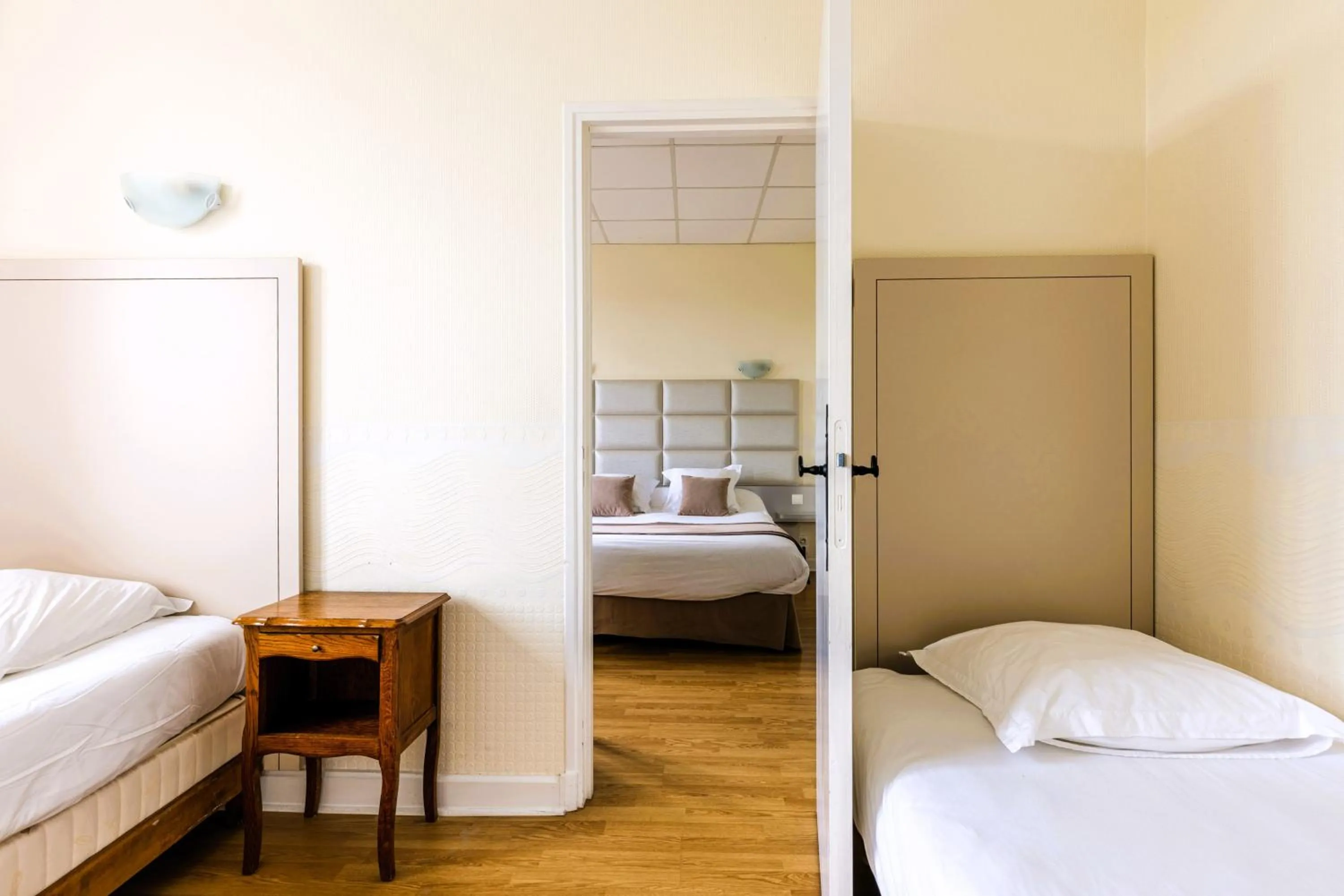 Photo of the whole room, Bed in Le Sablier du Temps