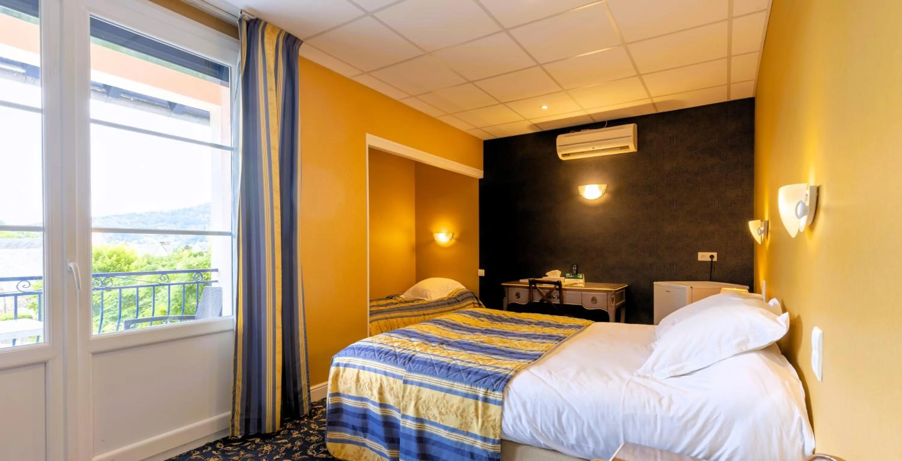 Photo of the whole room, Bed in Le Sablier du Temps