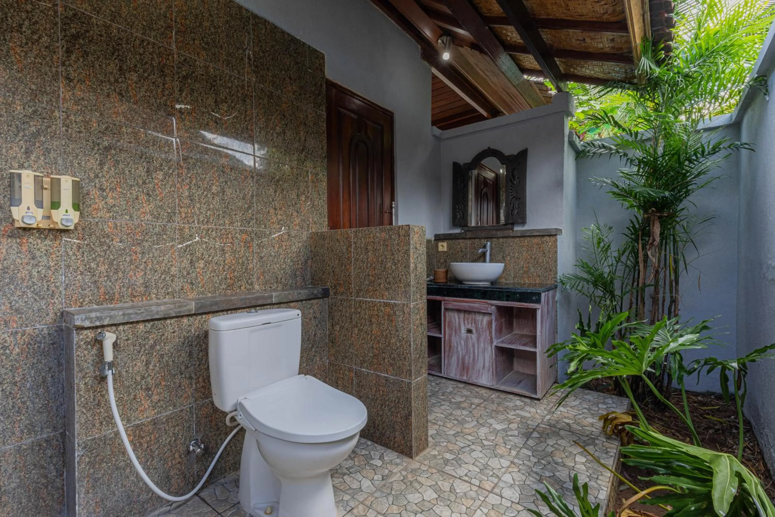 Toilet in The Tanis Beach Resort Nusa Lembongan