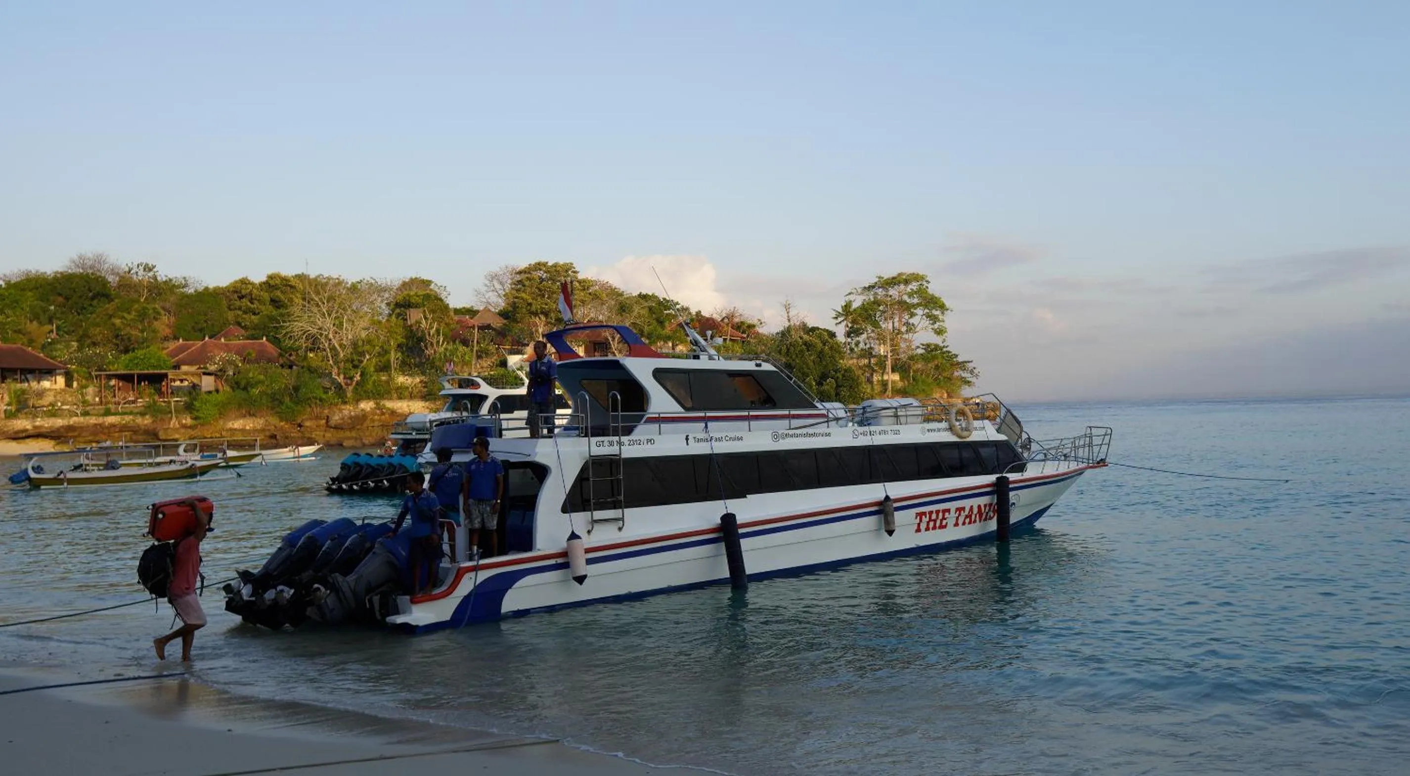Beach in The Tanis Beach Resort Nusa Lembongan