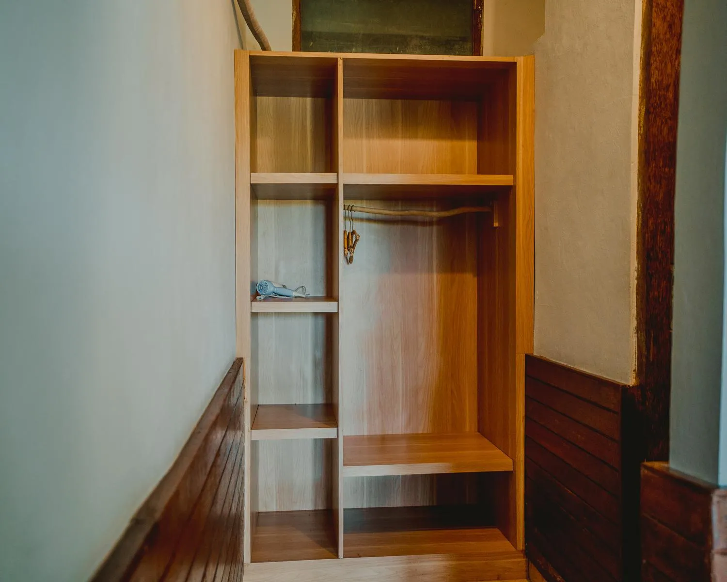 wardrobe in The Tanis Beach Resort Nusa Lembongan