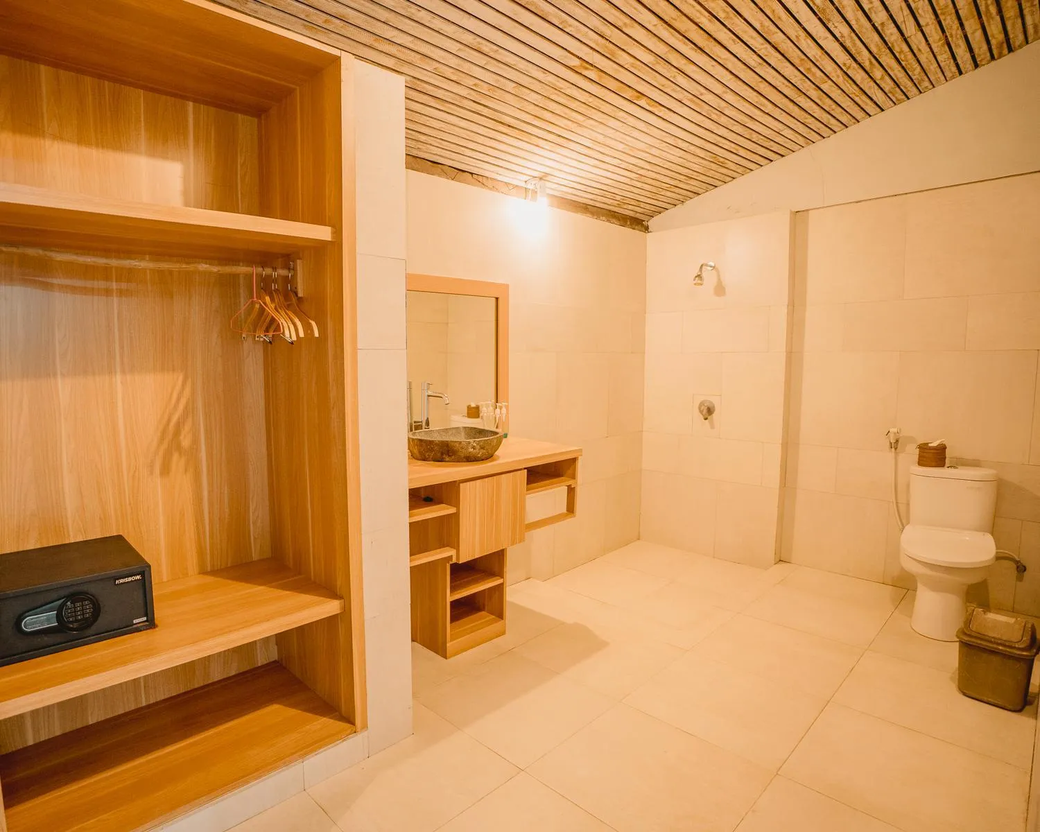 Toilet in The Tanis Beach Resort Nusa Lembongan