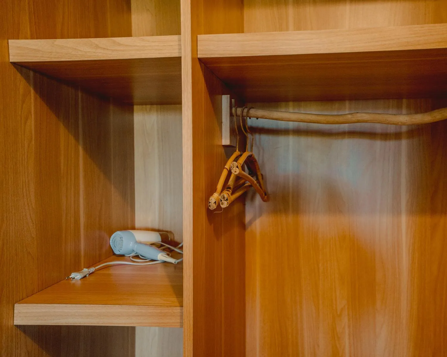 wardrobe in The Tanis Beach Resort Nusa Lembongan