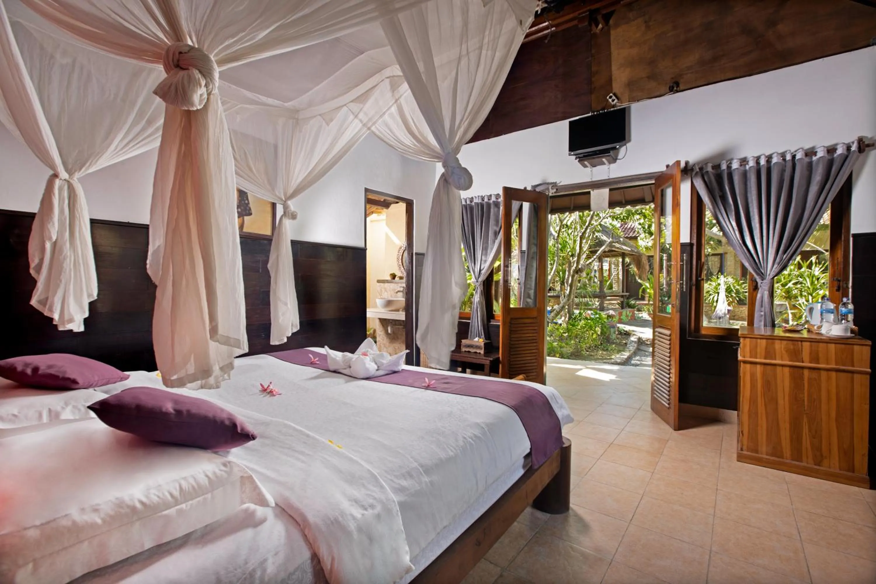View (from property/room), Bed in The Tanis Beach Resort Nusa Lembongan