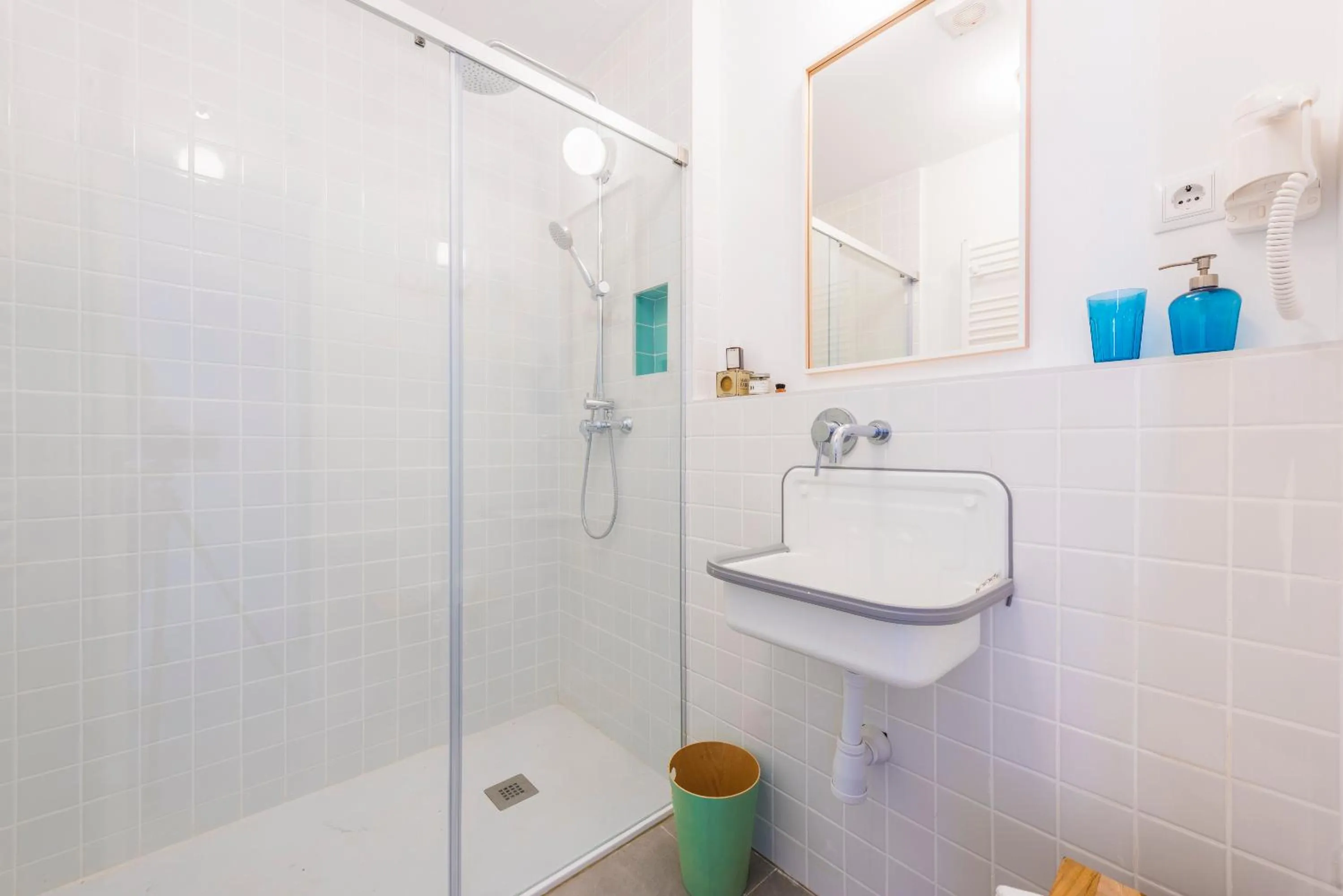 Shower in Be Mate Gran Vía Suites