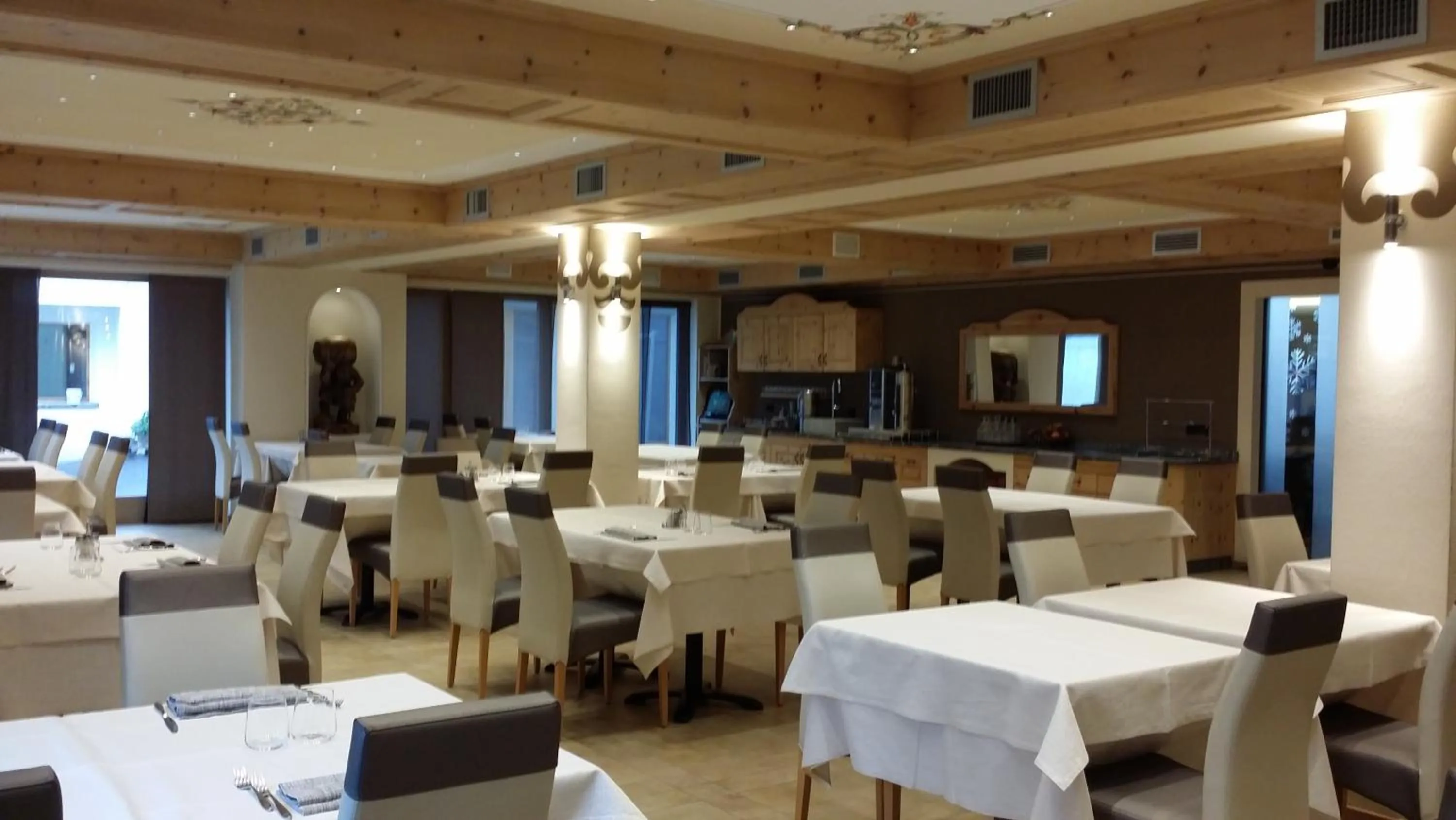 Restaurant/places to eat in Hotel Alba