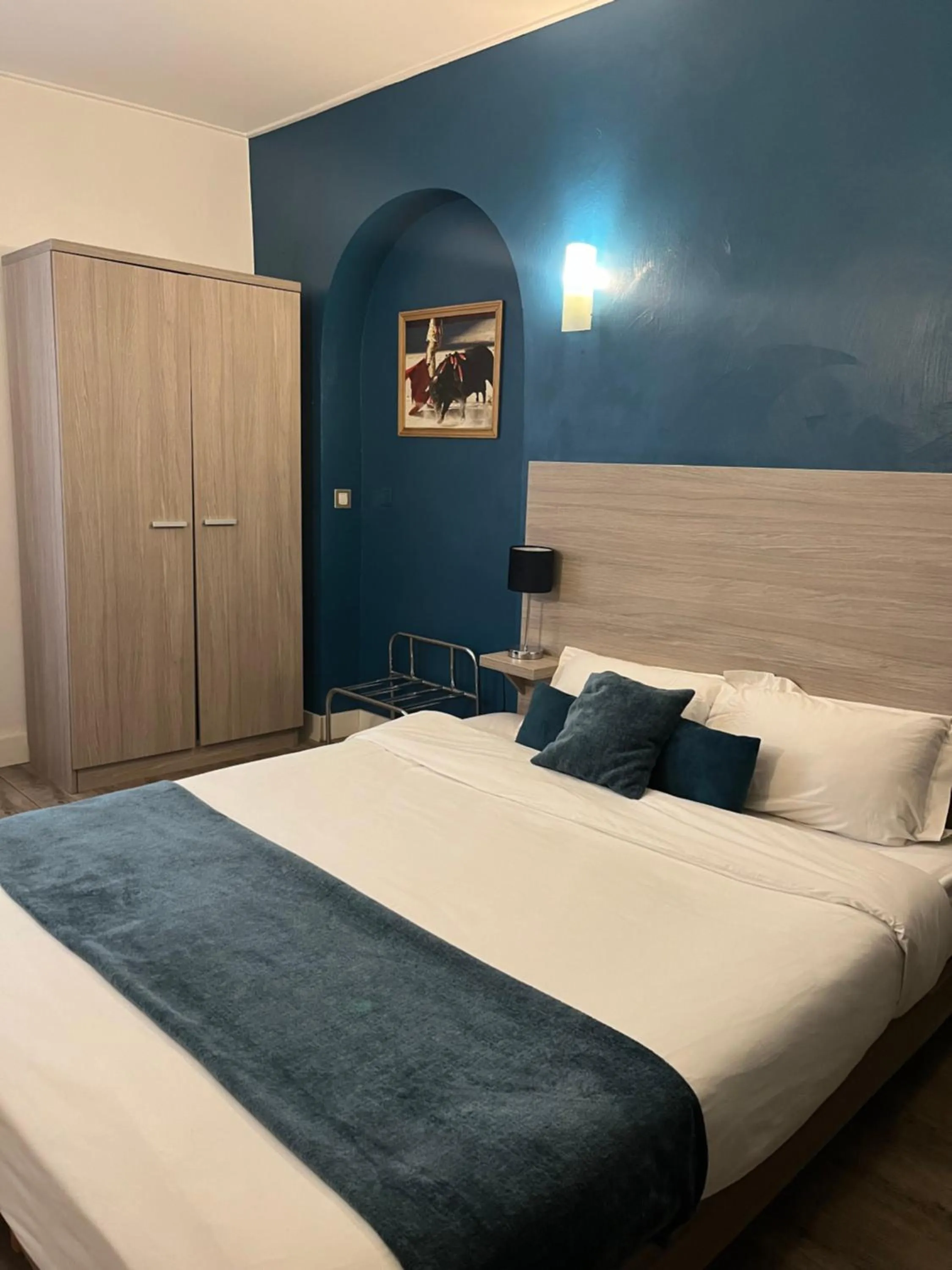 Photo of the whole room, Bed in Empire Hôtel