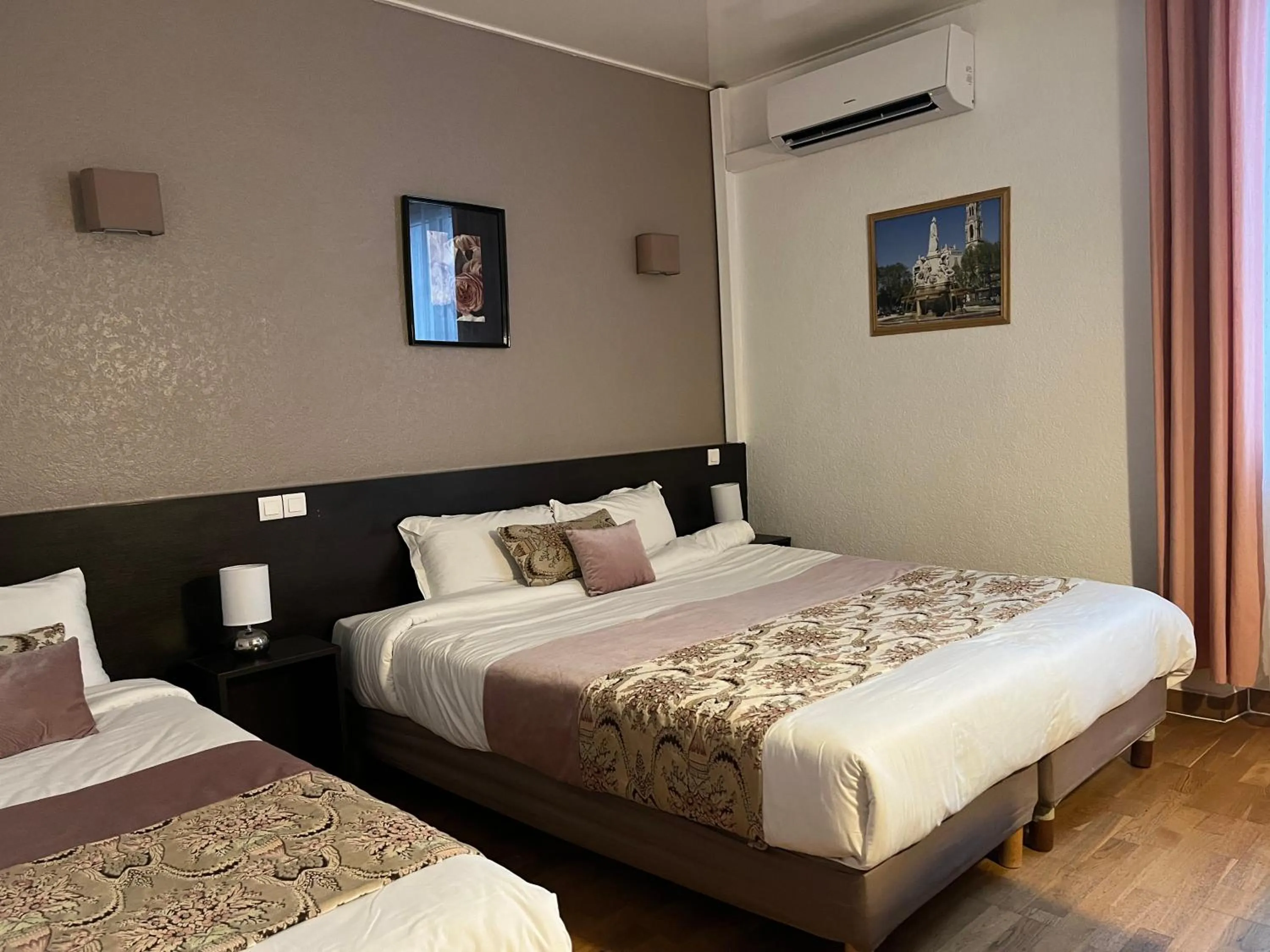 Photo of the whole room, Bed in Empire Hôtel