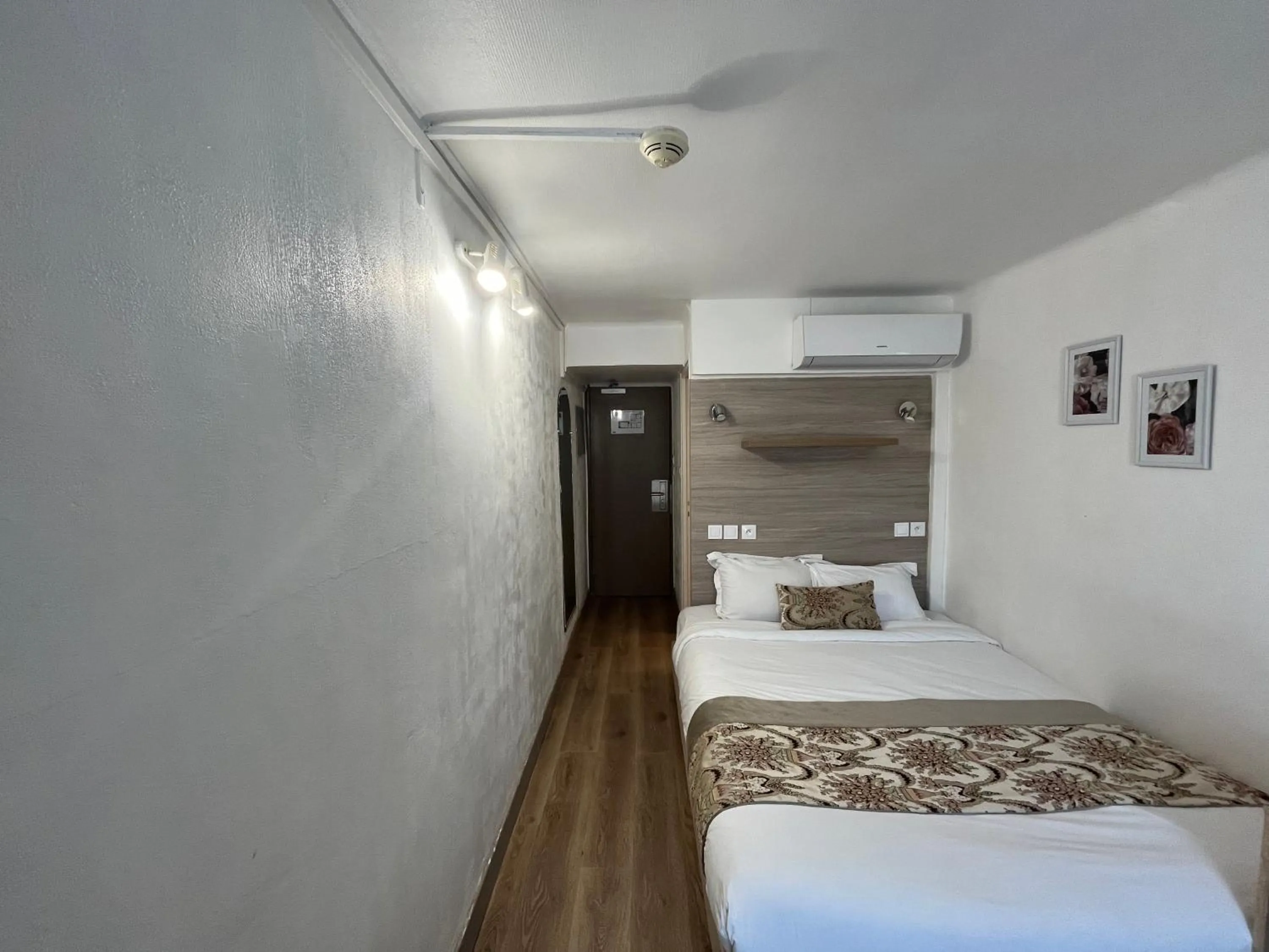 Photo of the whole room, Bed in Empire Hôtel