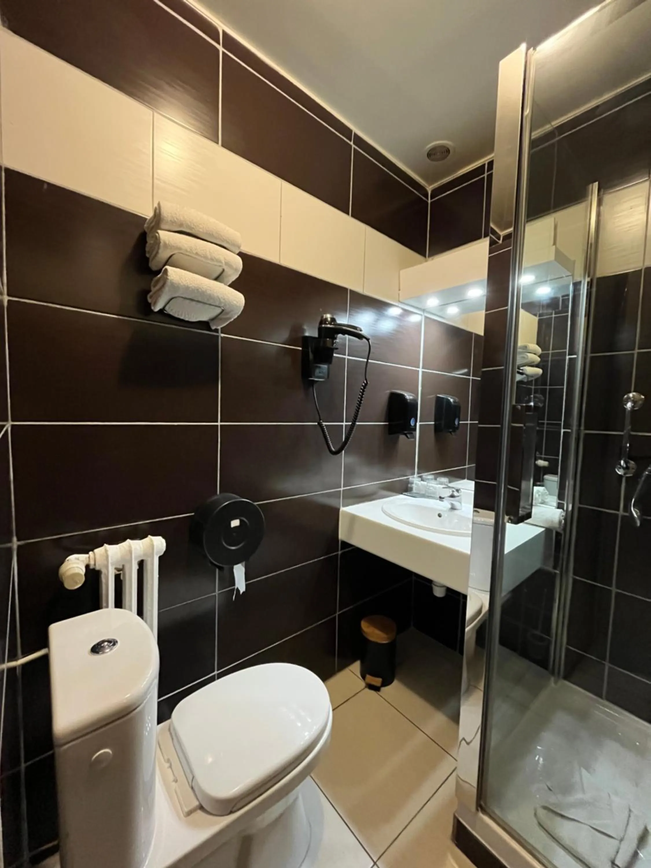 Shower in Empire Hôtel