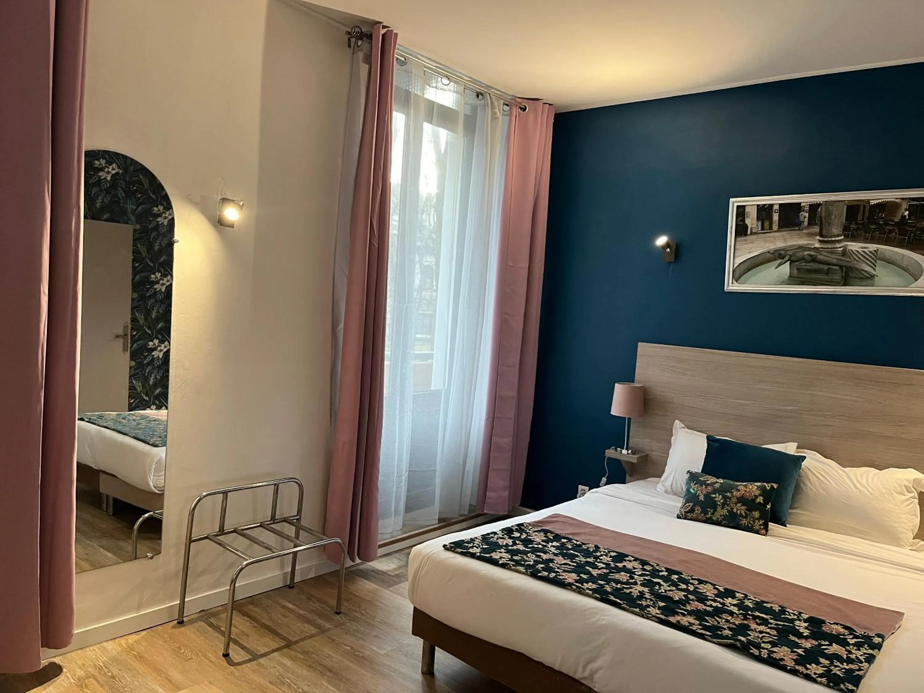 Bed in Empire Hôtel