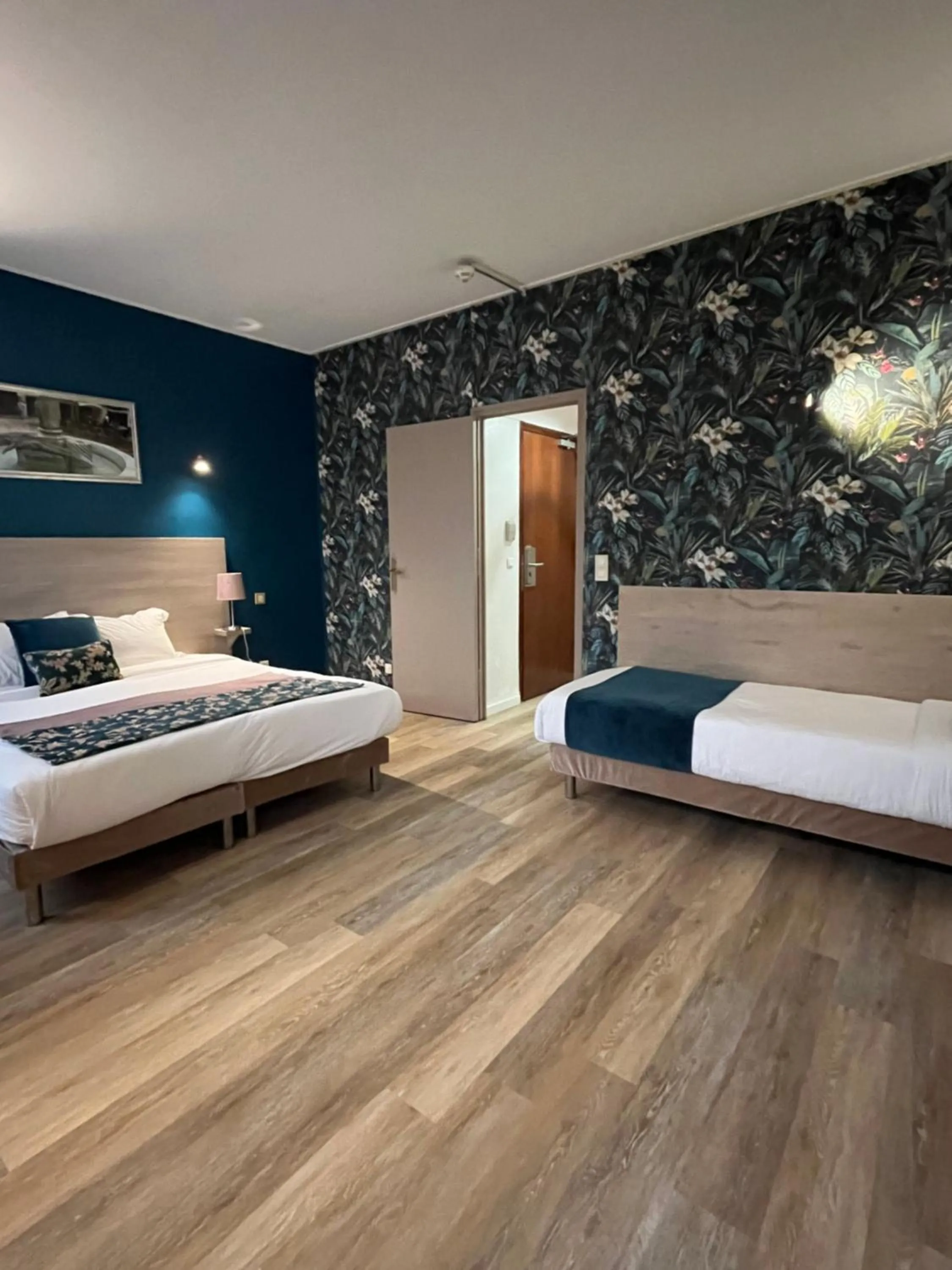 Photo of the whole room, Bed in Empire Hôtel